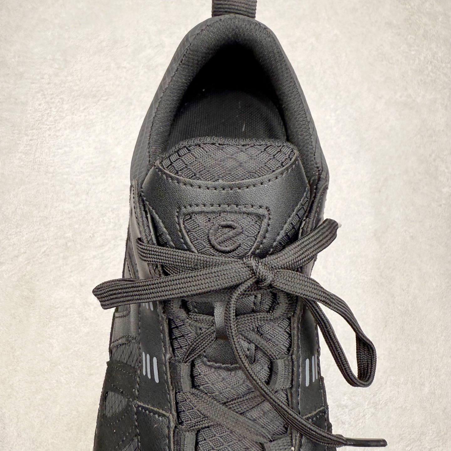 图片[5]-Ecco 爱步 BIOM LITE 皮革系带时尚耐磨低帮 户外功能鞋 ECCO以三大核心特征为依托：北欧设计风格、鞋履制作、积极的生活方式。北欧设计风格：北欧设计特点是独特、有格调、实用和简约，并且品质优良。鞋履制作：ECCO钟爱鞋履制作以及一切与鞋履制作相关的事物。积极的生活方式：ECCO的创始人希望制作出的鞋履无需磨合，即可完美贴合脚型，帮助人们享受行走的乐趣。ECCO的成功源自其产品质量和创新的技术水平，恪守“鞋遵循双足”的设计理念，将的舒适度和风格融为一体。ECCO跑遍全世界寻找创新的原料。从制革制鞋一体化的设置，源头上控制皮革质量，确保对人体无害。 尺码：36 37 38 39 40 41 42 43 44 45（皮鞋码）-选品中心