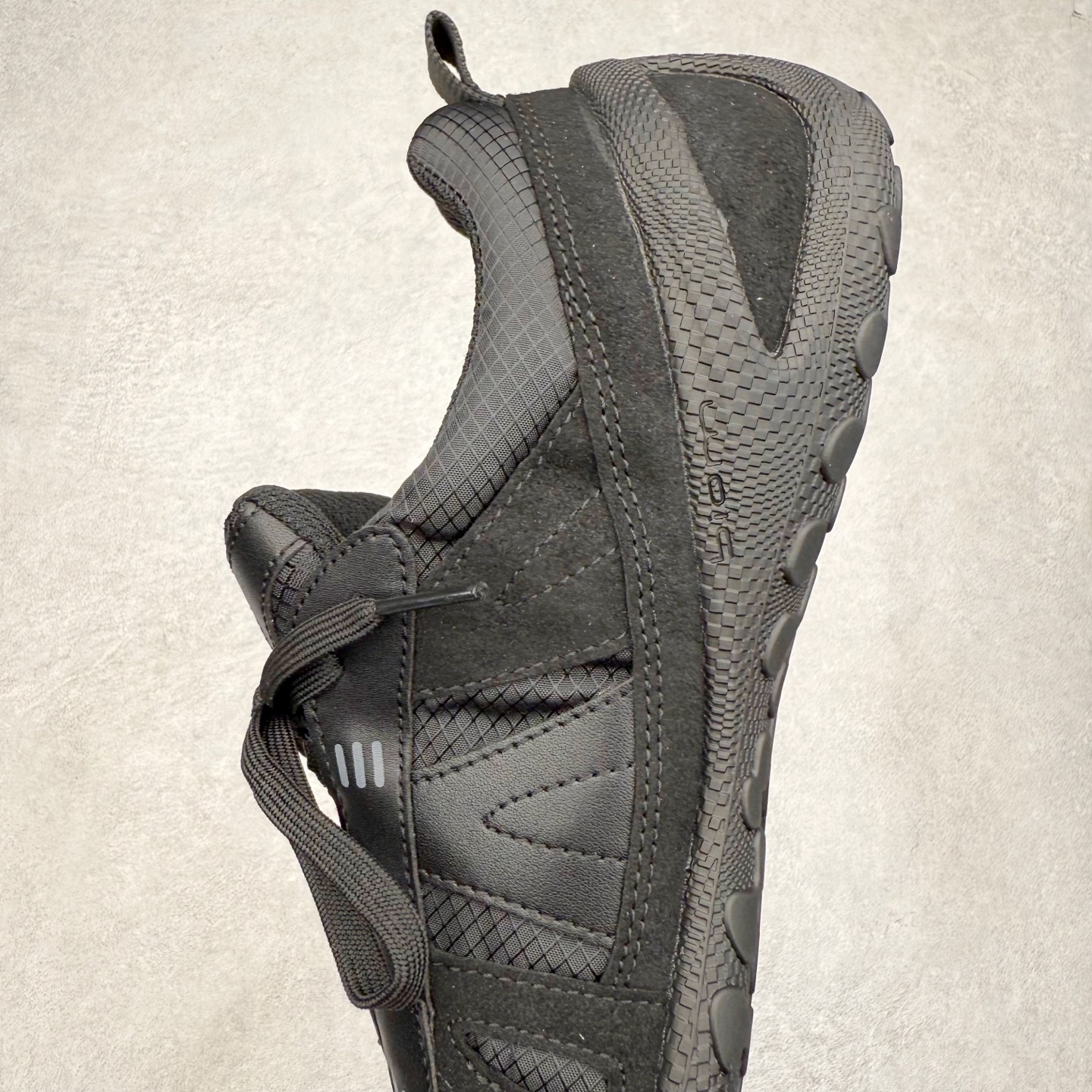 图片[7]-Ecco 爱步 BIOM LITE 皮革系带时尚耐磨低帮 户外功能鞋 ECCO以三大核心特征为依托：北欧设计风格、鞋履制作、积极的生活方式。北欧设计风格：北欧设计特点是独特、有格调、实用和简约，并且品质优良。鞋履制作：ECCO钟爱鞋履制作以及一切与鞋履制作相关的事物。积极的生活方式：ECCO的创始人希望制作出的鞋履无需磨合，即可完美贴合脚型，帮助人们享受行走的乐趣。ECCO的成功源自其产品质量和创新的技术水平，恪守“鞋遵循双足”的设计理念，将的舒适度和风格融为一体。ECCO跑遍全世界寻找创新的原料。从制革制鞋一体化的设置，源头上控制皮革质量，确保对人体无害。 尺码：36 37 38 39 40 41 42 43 44 45（皮鞋码）-选品中心