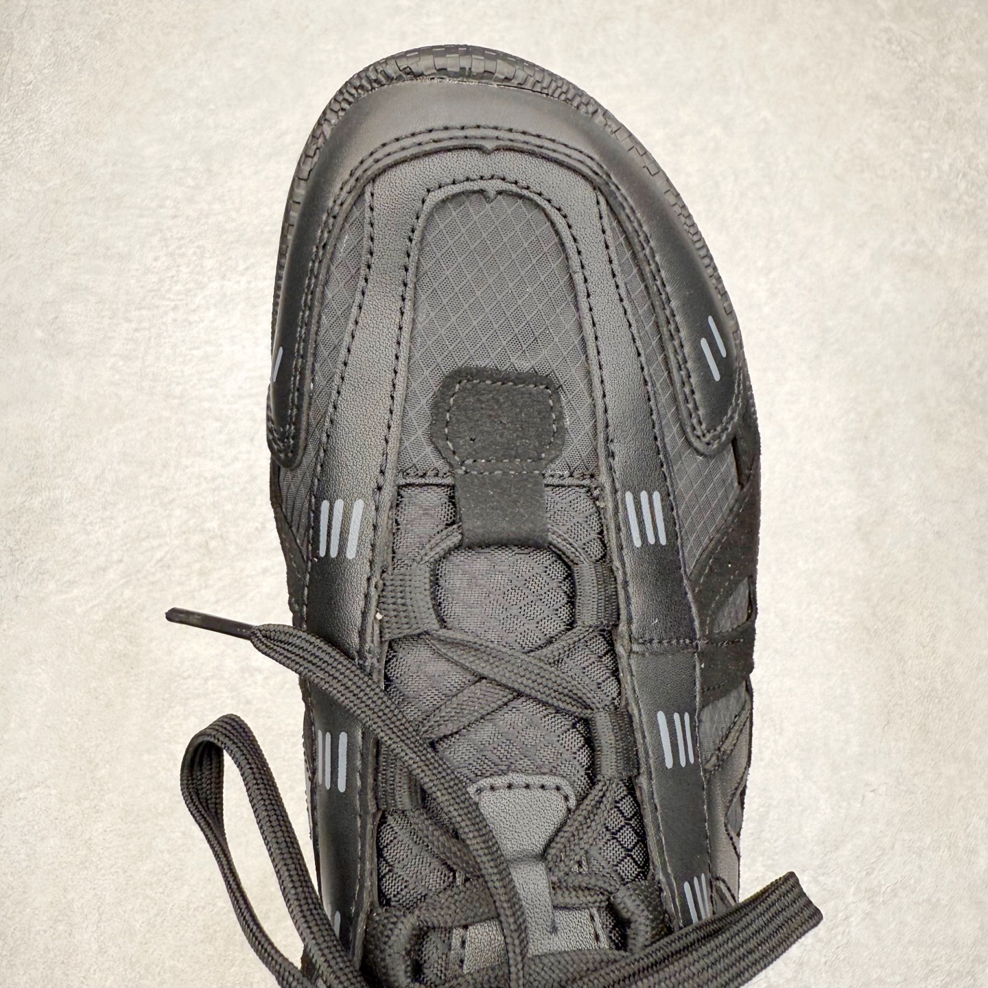 图片[4]-Ecco 爱步 BIOM LITE 皮革系带时尚耐磨低帮 户外功能鞋 ECCO以三大核心特征为依托：北欧设计风格、鞋履制作、积极的生活方式。北欧设计风格：北欧设计特点是独特、有格调、实用和简约，并且品质优良。鞋履制作：ECCO钟爱鞋履制作以及一切与鞋履制作相关的事物。积极的生活方式：ECCO的创始人希望制作出的鞋履无需磨合，即可完美贴合脚型，帮助人们享受行走的乐趣。ECCO的成功源自其产品质量和创新的技术水平，恪守“鞋遵循双足”的设计理念，将的舒适度和风格融为一体。ECCO跑遍全世界寻找创新的原料。从制革制鞋一体化的设置，源头上控制皮革质量，确保对人体无害。 尺码：36 37 38 39 40 41 42 43 44 45（皮鞋码）-选品中心