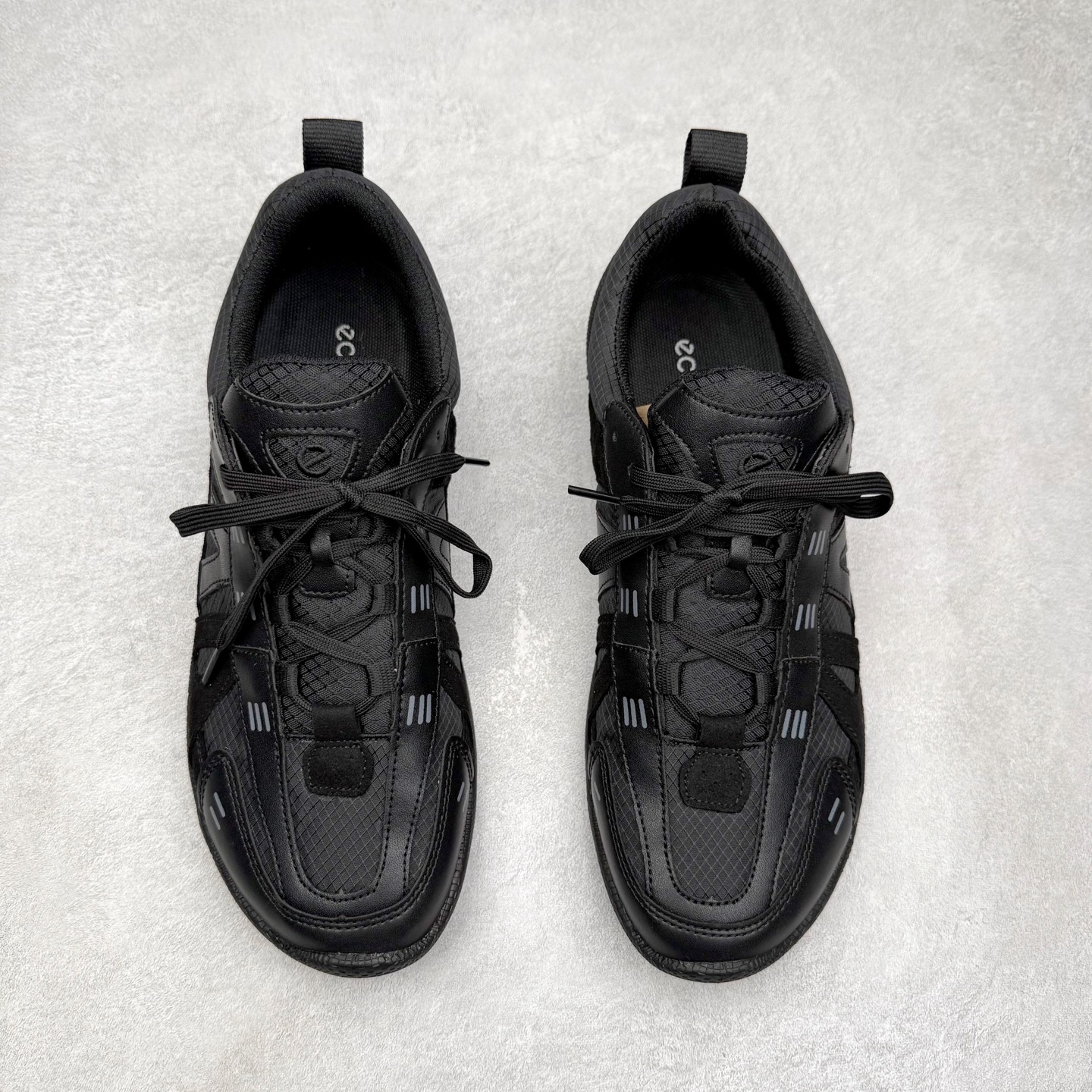 图片[2]-Ecco 爱步 BIOM LITE 皮革系带时尚耐磨低帮 户外功能鞋 ECCO以三大核心特征为依托：北欧设计风格、鞋履制作、积极的生活方式。北欧设计风格：北欧设计特点是独特、有格调、实用和简约，并且品质优良。鞋履制作：ECCO钟爱鞋履制作以及一切与鞋履制作相关的事物。积极的生活方式：ECCO的创始人希望制作出的鞋履无需磨合，即可完美贴合脚型，帮助人们享受行走的乐趣。ECCO的成功源自其产品质量和创新的技术水平，恪守“鞋遵循双足”的设计理念，将的舒适度和风格融为一体。ECCO跑遍全世界寻找创新的原料。从制革制鞋一体化的设置，源头上控制皮革质量，确保对人体无害。 尺码：36 37 38 39 40 41 42 43 44 45（皮鞋码）-选品中心