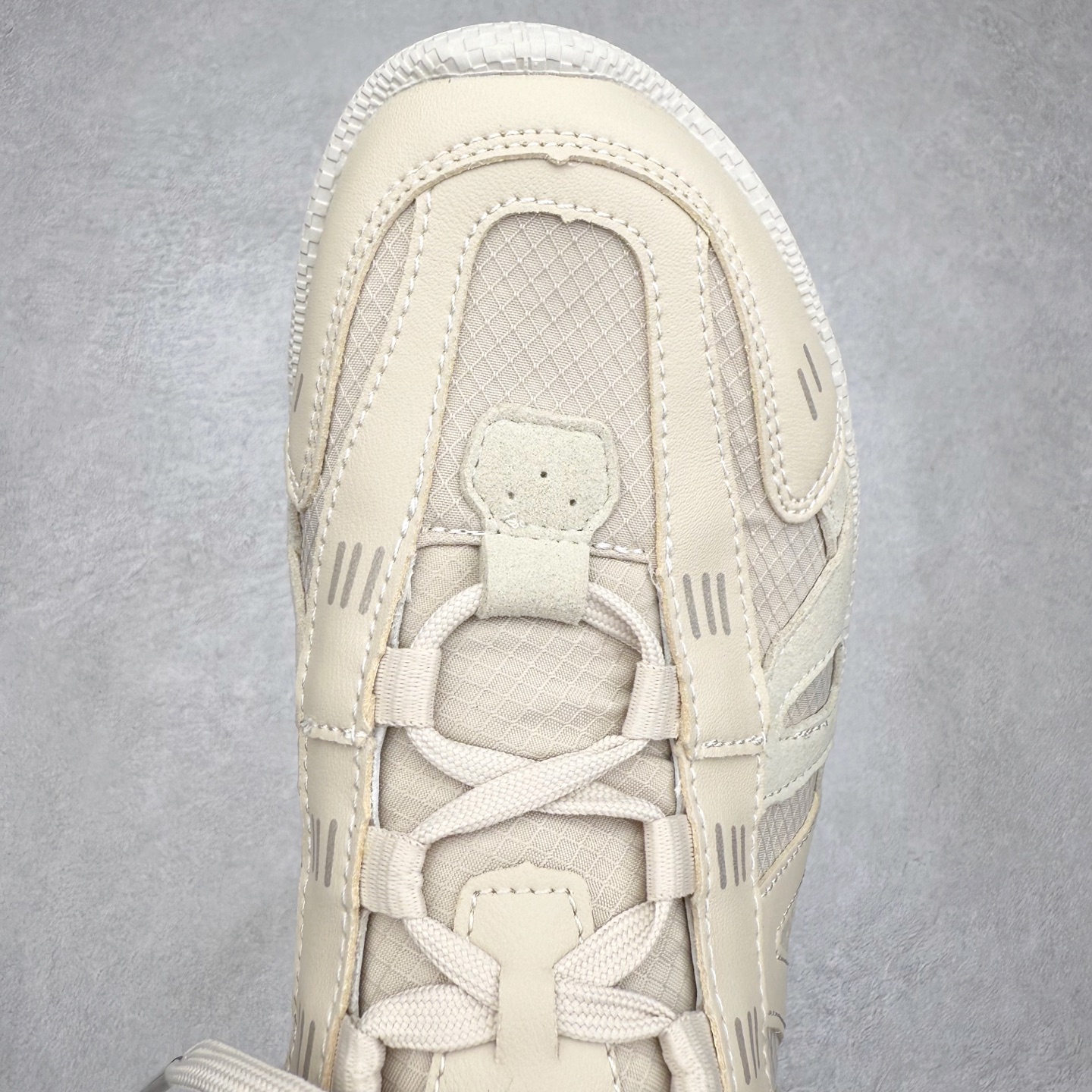 图片[4]-Ecco 爱步 BIOM LITE 皮革系带时尚耐磨低帮 户外功能鞋 ECCO以三大核心特征为依托：北欧设计风格、鞋履制作、积极的生活方式。北欧设计风格：北欧设计特点是独特、有格调、实用和简约，并且品质优良。鞋履制作：ECCO钟爱鞋履制作以及一切与鞋履制作相关的事物。积极的生活方式：ECCO的创始人希望制作出的鞋履无需磨合，即可完美贴合脚型，帮助人们享受行走的乐趣。ECCO的成功源自其产品质量和创新的技术水平，恪守“鞋遵循双足”的设计理念，将的舒适度和风格融为一体。ECCO跑遍全世界寻找创新的原料。从制革制鞋一体化的设置，源头上控制皮革质量，确保对人体无害。 尺码：36 37 38 39 40 41 42 43 44 45（皮鞋码）-选品中心