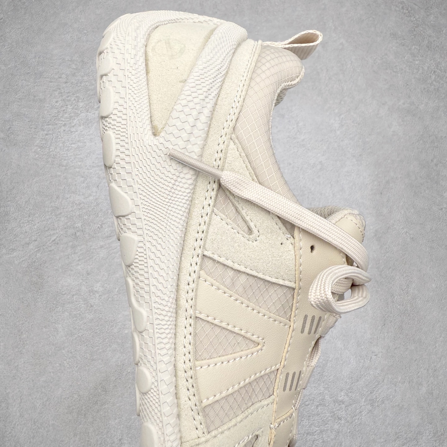 图片[6]-Ecco 爱步 BIOM LITE 皮革系带时尚耐磨低帮 户外功能鞋 ECCO以三大核心特征为依托：北欧设计风格、鞋履制作、积极的生活方式。北欧设计风格：北欧设计特点是独特、有格调、实用和简约，并且品质优良。鞋履制作：ECCO钟爱鞋履制作以及一切与鞋履制作相关的事物。积极的生活方式：ECCO的创始人希望制作出的鞋履无需磨合，即可完美贴合脚型，帮助人们享受行走的乐趣。ECCO的成功源自其产品质量和创新的技术水平，恪守“鞋遵循双足”的设计理念，将的舒适度和风格融为一体。ECCO跑遍全世界寻找创新的原料。从制革制鞋一体化的设置，源头上控制皮革质量，确保对人体无害。 尺码：36 37 38 39 40 41 42 43 44 45（皮鞋码）-选品中心