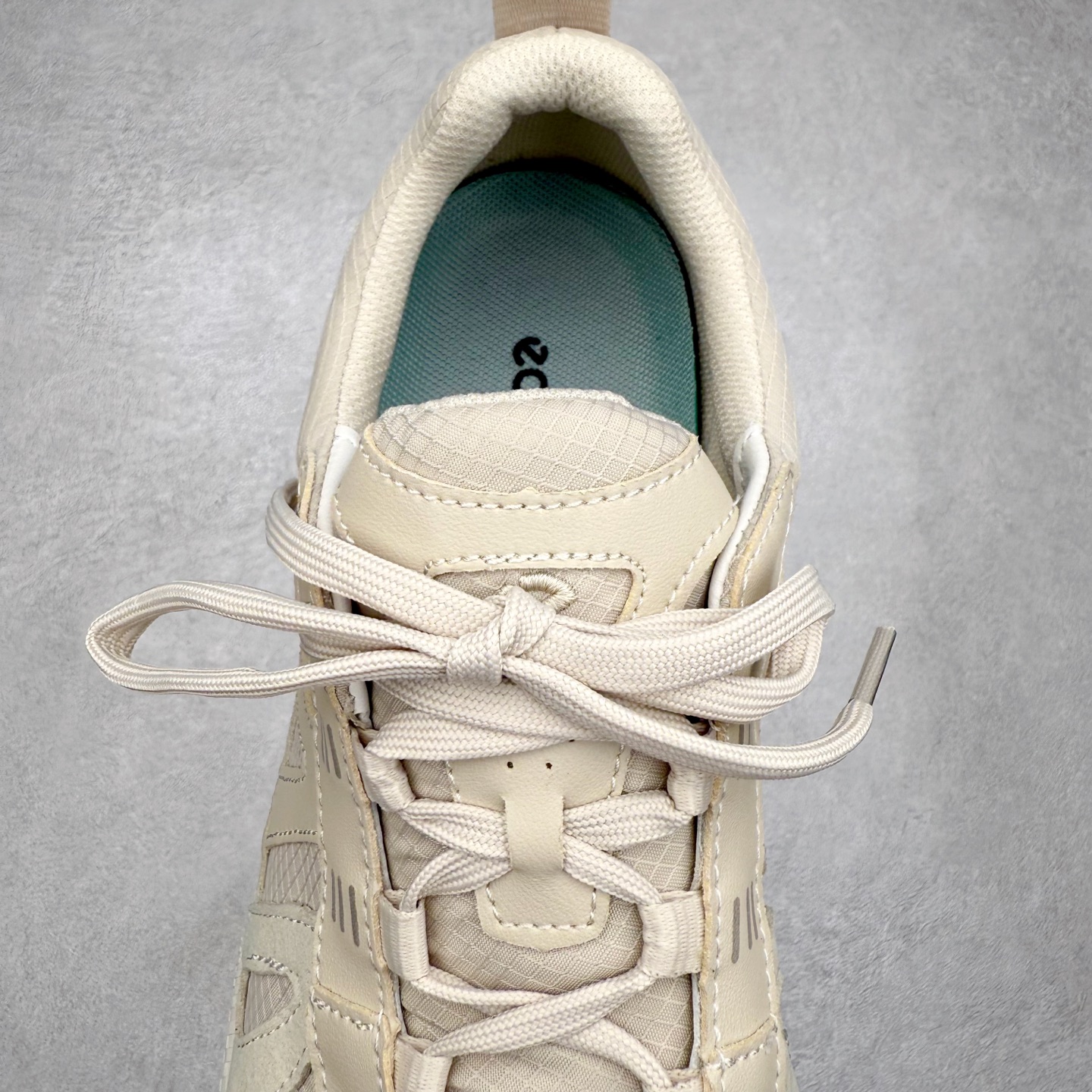 图片[5]-Ecco 爱步 BIOM LITE 皮革系带时尚耐磨低帮 户外功能鞋 ECCO以三大核心特征为依托：北欧设计风格、鞋履制作、积极的生活方式。北欧设计风格：北欧设计特点是独特、有格调、实用和简约，并且品质优良。鞋履制作：ECCO钟爱鞋履制作以及一切与鞋履制作相关的事物。积极的生活方式：ECCO的创始人希望制作出的鞋履无需磨合，即可完美贴合脚型，帮助人们享受行走的乐趣。ECCO的成功源自其产品质量和创新的技术水平，恪守“鞋遵循双足”的设计理念，将的舒适度和风格融为一体。ECCO跑遍全世界寻找创新的原料。从制革制鞋一体化的设置，源头上控制皮革质量，确保对人体无害。 尺码：36 37 38 39 40 41 42 43 44 45（皮鞋码）-选品中心