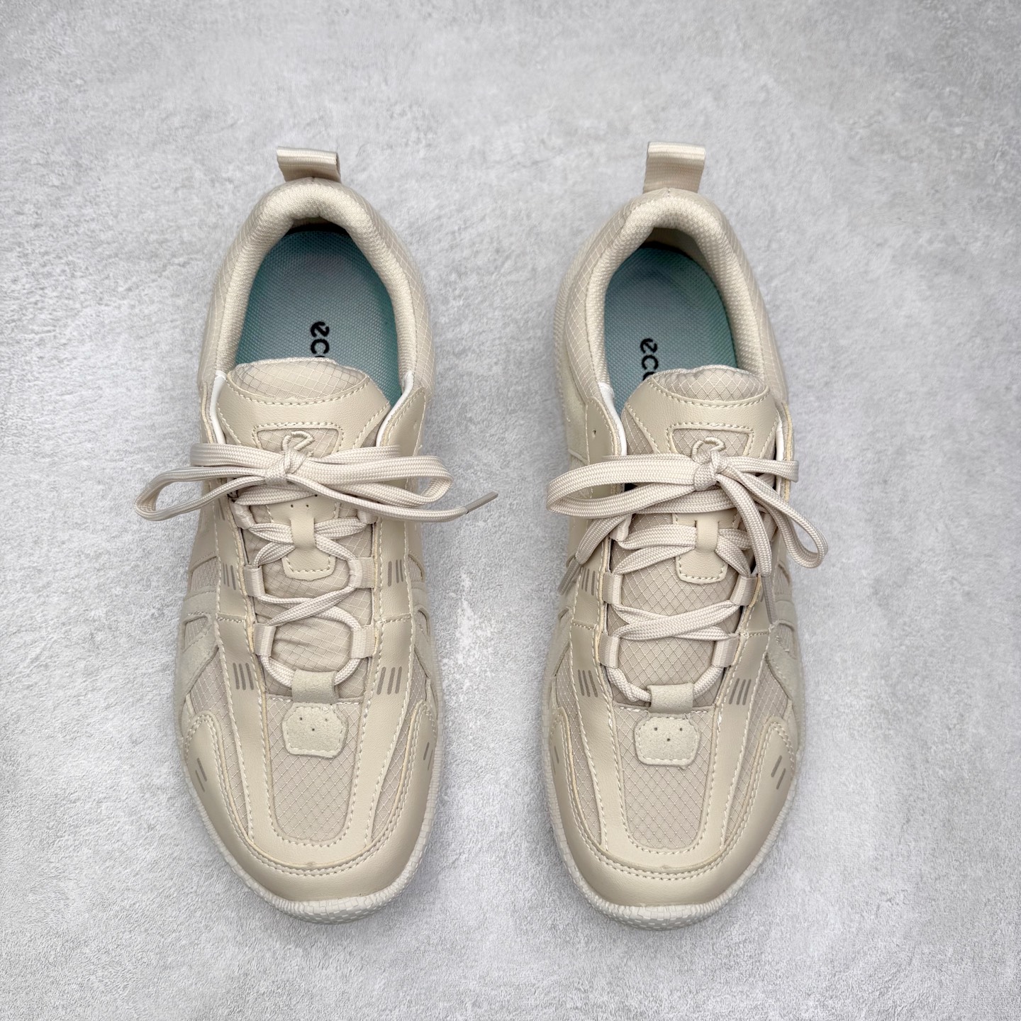 图片[2]-Ecco 爱步 BIOM LITE 皮革系带时尚耐磨低帮 户外功能鞋 ECCO以三大核心特征为依托：北欧设计风格、鞋履制作、积极的生活方式。北欧设计风格：北欧设计特点是独特、有格调、实用和简约，并且品质优良。鞋履制作：ECCO钟爱鞋履制作以及一切与鞋履制作相关的事物。积极的生活方式：ECCO的创始人希望制作出的鞋履无需磨合，即可完美贴合脚型，帮助人们享受行走的乐趣。ECCO的成功源自其产品质量和创新的技术水平，恪守“鞋遵循双足”的设计理念，将的舒适度和风格融为一体。ECCO跑遍全世界寻找创新的原料。从制革制鞋一体化的设置，源头上控制皮革质量，确保对人体无害。 尺码：36 37 38 39 40 41 42 43 44 45（皮鞋码）-选品中心