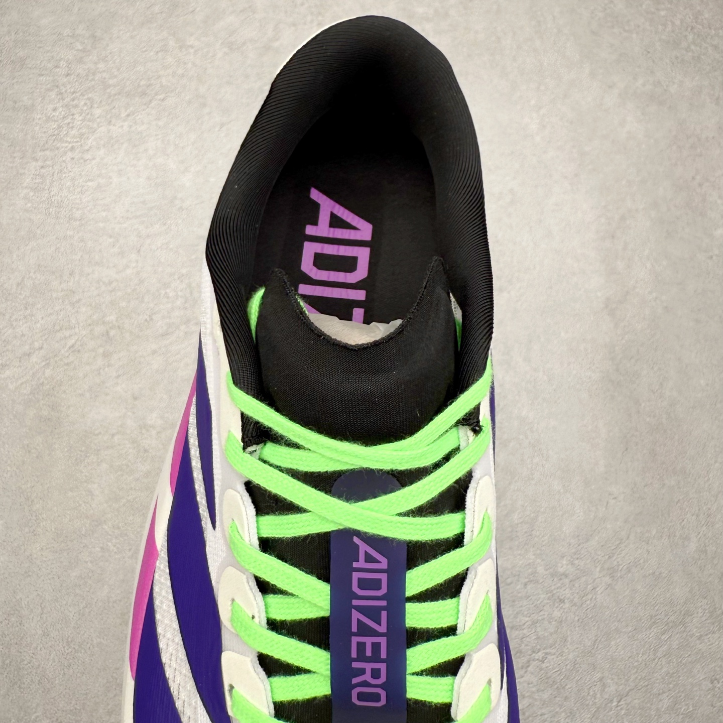 图片[5]-AD Adizero EVO SL 马拉松竞速专业跑鞋 JS4495 CELERMESH针织网面非常轻薄 纤维间的缝隙很大 可以保证跑步时的透气、排汗效果 鞋舌直接与两侧的内衬和鞋底连接在一起 在跑步过程中不会被鞋舌的左右移动所困扰 在标准鞋带孔的基础上再拓宽一组鞋带孔 适合不同脚型的需求 突破性 EnergyRods 技术，有助于跑者实现更好的成绩 中底独特的LIGHTSTRIKE PRO泡棉材质 微弹感觉在跑步过程中给予了良好的支撑体验 对于顶级精英和高水平进阶跑者来说 ADIOS PRO是一双值得信赖的竞速比赛用鞋 尺码：36 36.5 37.5 38 38.5 39 40 40.5 41 42 42.5 43 44 44.5 45-选品中心