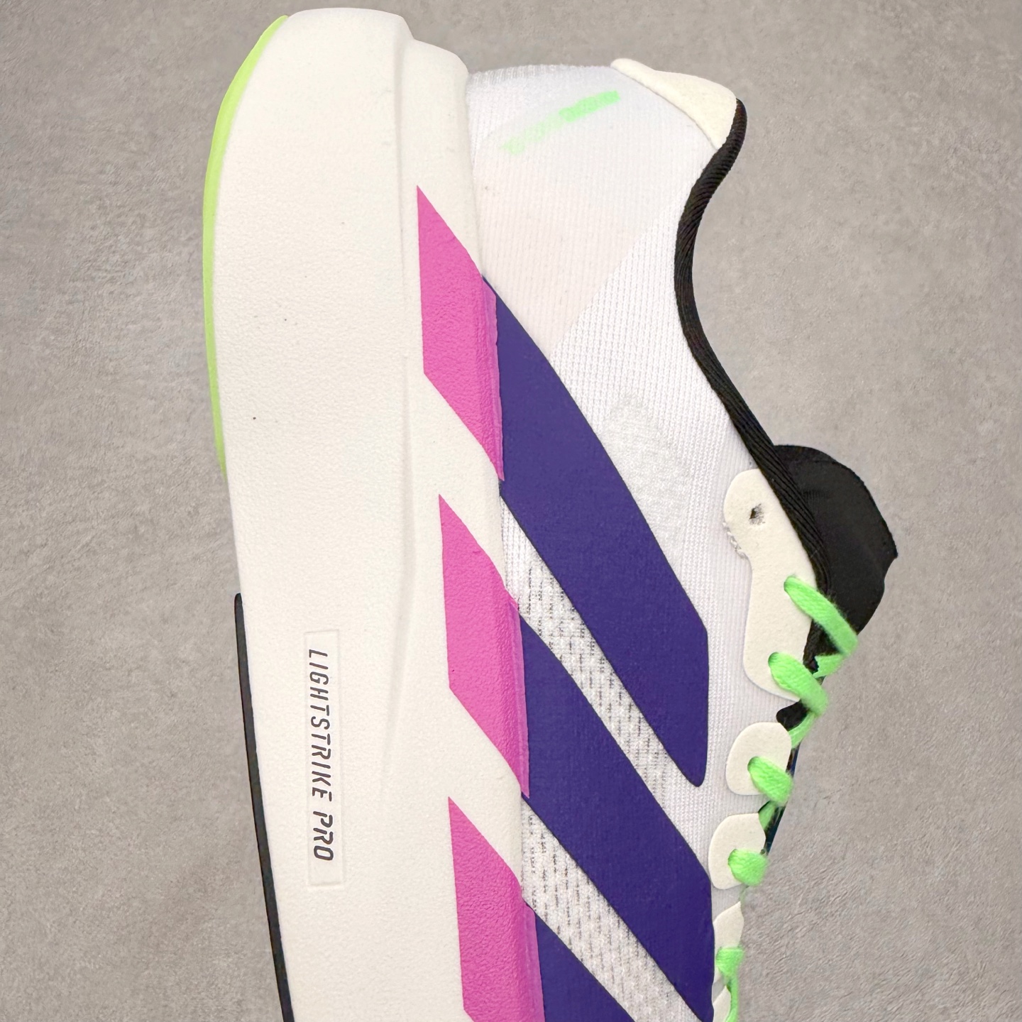 图片[6]-AD Adizero EVO SL 马拉松竞速专业跑鞋 JS4495 CELERMESH针织网面非常轻薄 纤维间的缝隙很大 可以保证跑步时的透气、排汗效果 鞋舌直接与两侧的内衬和鞋底连接在一起 在跑步过程中不会被鞋舌的左右移动所困扰 在标准鞋带孔的基础上再拓宽一组鞋带孔 适合不同脚型的需求 突破性 EnergyRods 技术，有助于跑者实现更好的成绩 中底独特的LIGHTSTRIKE PRO泡棉材质 微弹感觉在跑步过程中给予了良好的支撑体验 对于顶级精英和高水平进阶跑者来说 ADIOS PRO是一双值得信赖的竞速比赛用鞋 尺码：36 36.5 37.5 38 38.5 39 40 40.5 41 42 42.5 43 44 44.5 45-选品中心