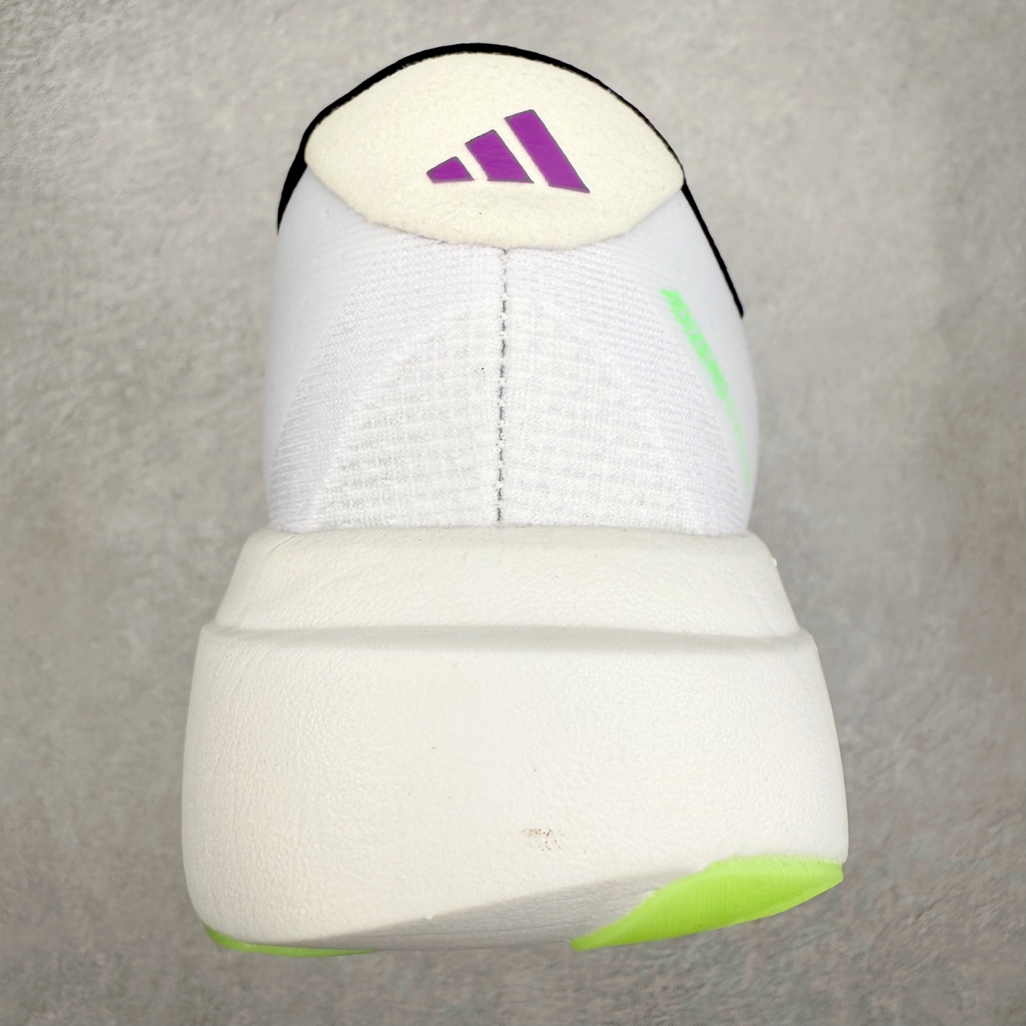 图片[8]-AD Adizero EVO SL 马拉松竞速专业跑鞋 JS4495 CELERMESH针织网面非常轻薄 纤维间的缝隙很大 可以保证跑步时的透气、排汗效果 鞋舌直接与两侧的内衬和鞋底连接在一起 在跑步过程中不会被鞋舌的左右移动所困扰 在标准鞋带孔的基础上再拓宽一组鞋带孔 适合不同脚型的需求 突破性 EnergyRods 技术，有助于跑者实现更好的成绩 中底独特的LIGHTSTRIKE PRO泡棉材质 微弹感觉在跑步过程中给予了良好的支撑体验 对于顶级精英和高水平进阶跑者来说 ADIOS PRO是一双值得信赖的竞速比赛用鞋 尺码：36 36.5 37.5 38 38.5 39 40 40.5 41 42 42.5 43 44 44.5 45-选品中心