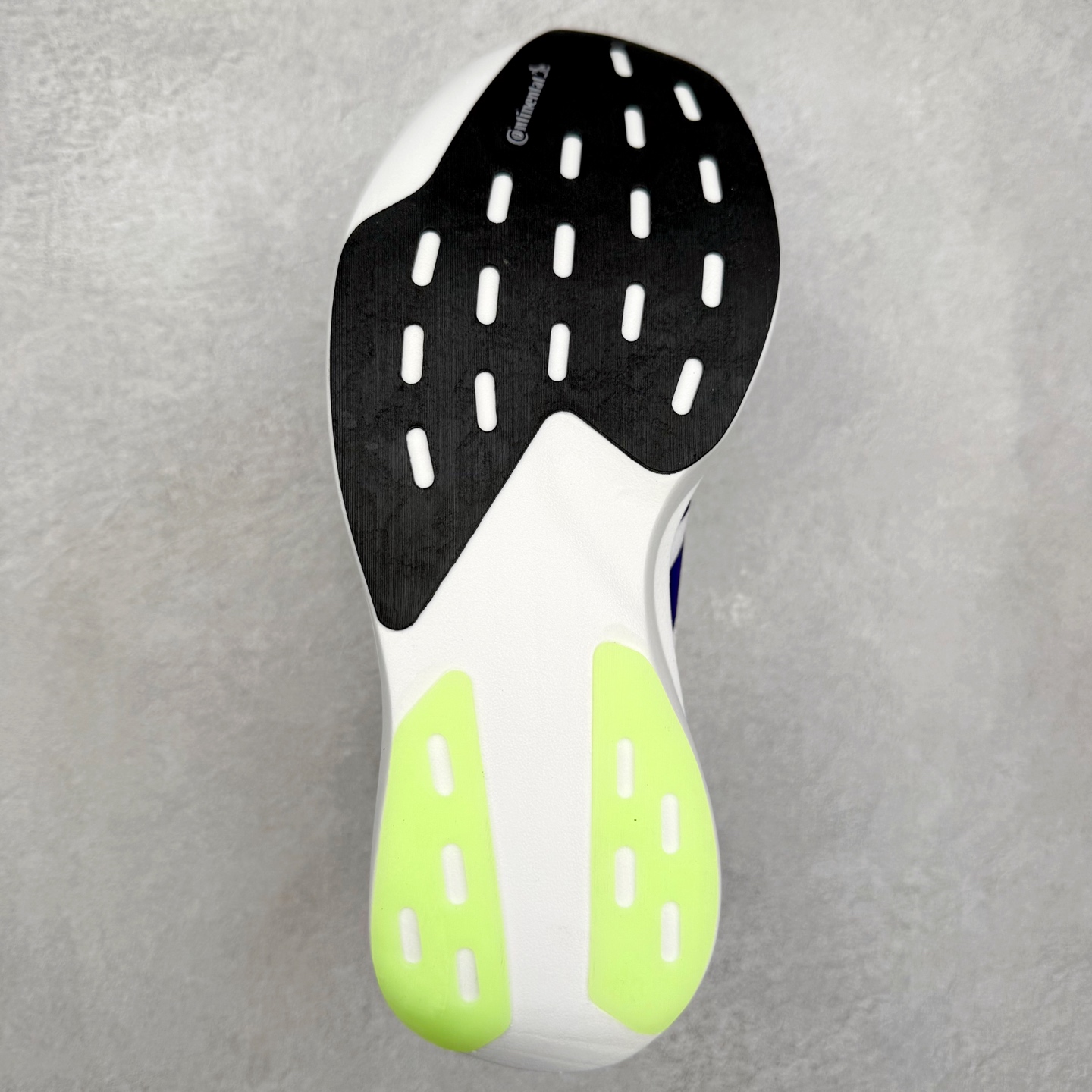 图片[9]-AD Adizero EVO SL 马拉松竞速专业跑鞋 JS4495 CELERMESH针织网面非常轻薄 纤维间的缝隙很大 可以保证跑步时的透气、排汗效果 鞋舌直接与两侧的内衬和鞋底连接在一起 在跑步过程中不会被鞋舌的左右移动所困扰 在标准鞋带孔的基础上再拓宽一组鞋带孔 适合不同脚型的需求 突破性 EnergyRods 技术，有助于跑者实现更好的成绩 中底独特的LIGHTSTRIKE PRO泡棉材质 微弹感觉在跑步过程中给予了良好的支撑体验 对于顶级精英和高水平进阶跑者来说 ADIOS PRO是一双值得信赖的竞速比赛用鞋 尺码：36 36.5 37.5 38 38.5 39 40 40.5 41 42 42.5 43 44 44.5 45-选品中心