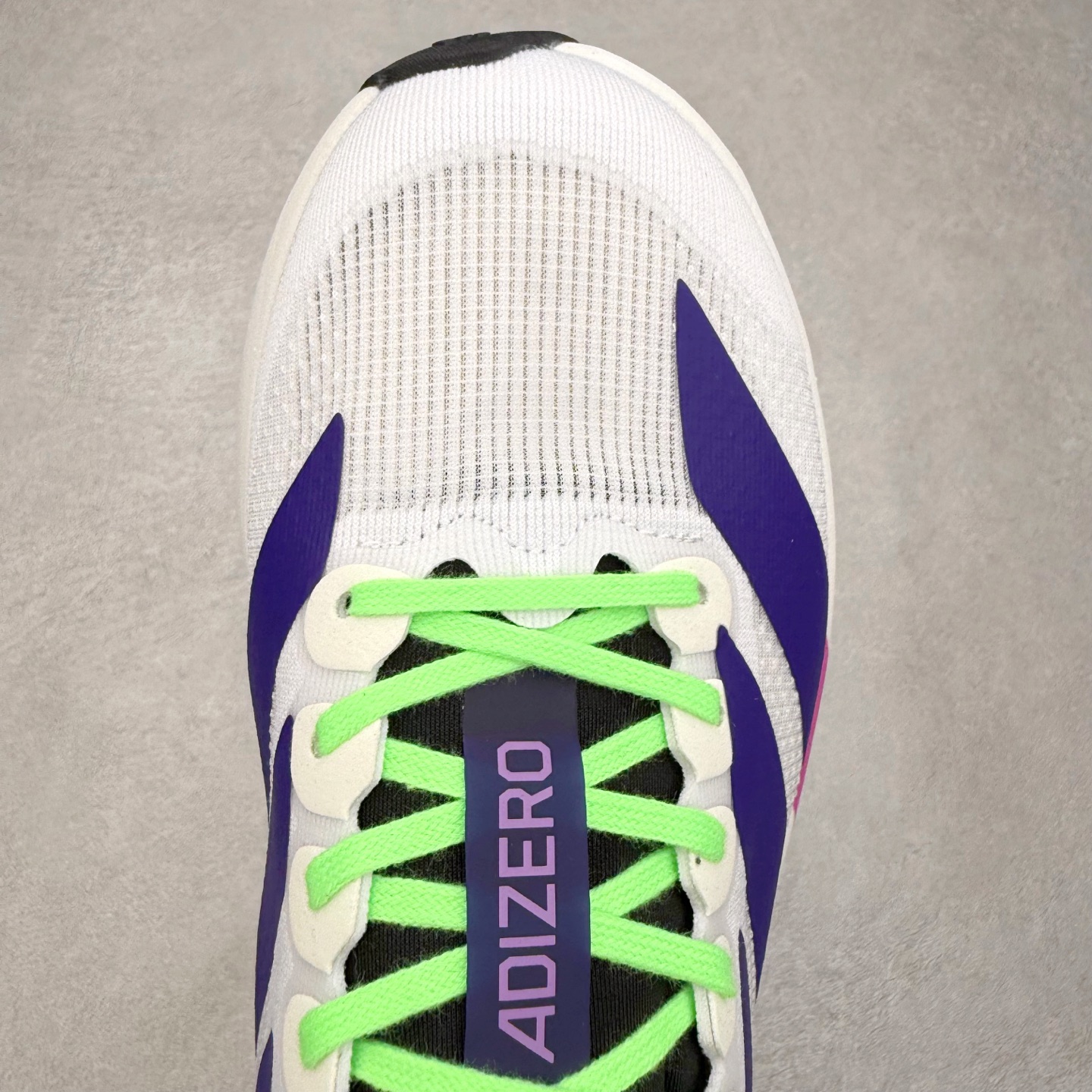 图片[4]-AD Adizero EVO SL 马拉松竞速专业跑鞋 JS4495 CELERMESH针织网面非常轻薄 纤维间的缝隙很大 可以保证跑步时的透气、排汗效果 鞋舌直接与两侧的内衬和鞋底连接在一起 在跑步过程中不会被鞋舌的左右移动所困扰 在标准鞋带孔的基础上再拓宽一组鞋带孔 适合不同脚型的需求 突破性 EnergyRods 技术，有助于跑者实现更好的成绩 中底独特的LIGHTSTRIKE PRO泡棉材质 微弹感觉在跑步过程中给予了良好的支撑体验 对于顶级精英和高水平进阶跑者来说 ADIOS PRO是一双值得信赖的竞速比赛用鞋 尺码：36 36.5 37.5 38 38.5 39 40 40.5 41 42 42.5 43 44 44.5 45-选品中心