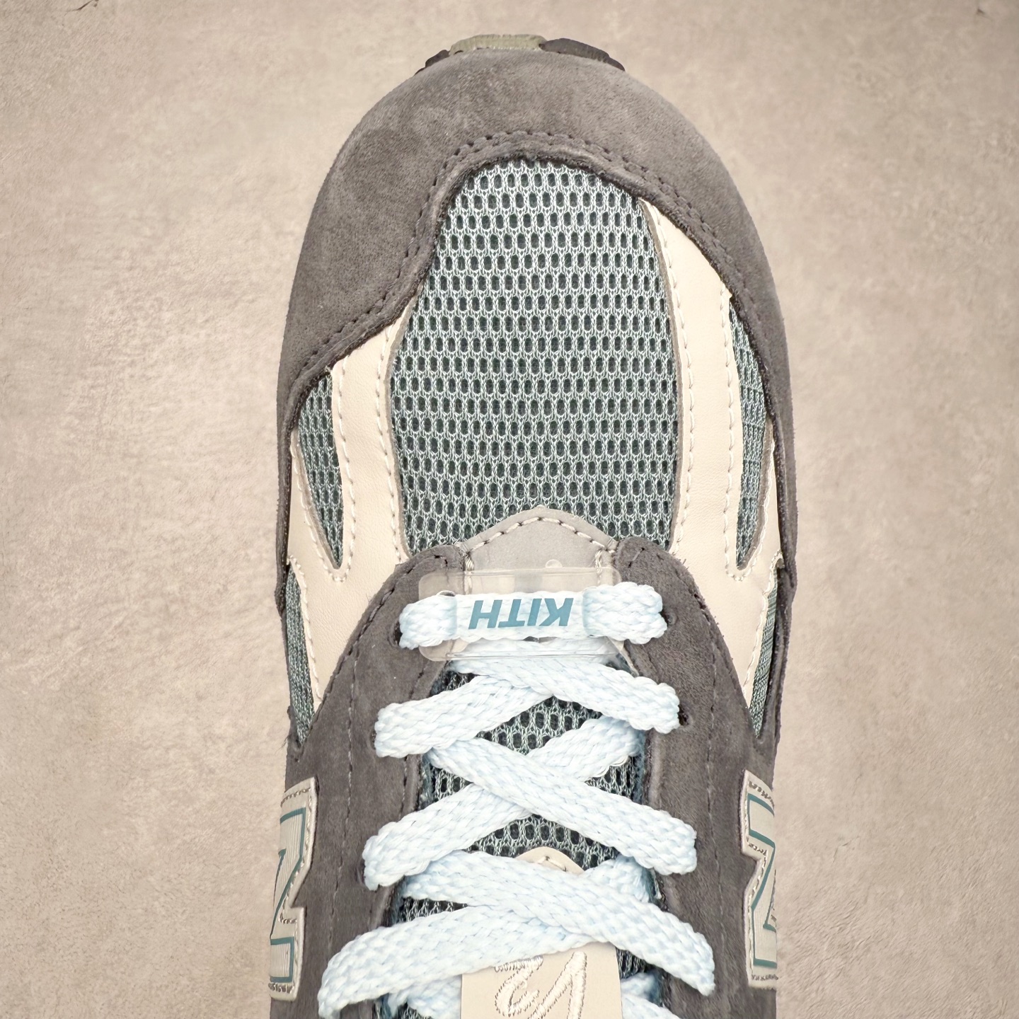 图片[4]-＃K版纯原 New Balance 新百伦NB991总统复古慢跑鞋 鞋身以网眼鞋面结合同色系优质麂皮革构成，鞋舌处点缀 New Balance Made In USA 同色系刺绣标识，彰显鞋款身份。鞋侧点缀银色 \\\”991\\\” 字样，丰富鞋身设计的同时，构建时尚外观。鞋款搭载 ABZORB 缓震系统，通过缓冲和抗压性的结合来吸收冲击力，舒适功能升级。同时搭配泛黄做旧中底，打造丰富层次感，缔造出色复古韵味。尺码：36 37 37.5 38 38.5 39 40 40.5 41.5 42 42.5 43 44 44.5 45-选品中心