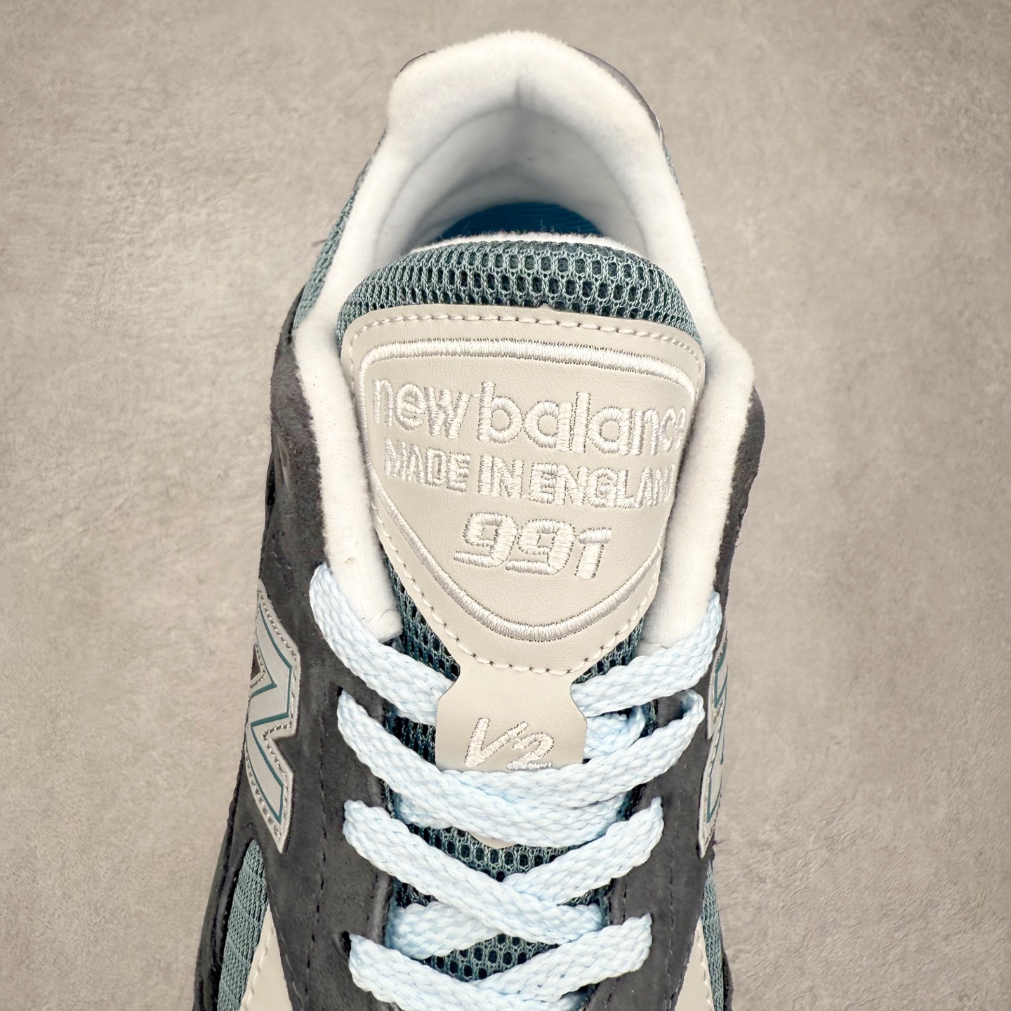 图片[5]-＃K版纯原 New Balance 新百伦NB991总统复古慢跑鞋 鞋身以网眼鞋面结合同色系优质麂皮革构成，鞋舌处点缀 New Balance Made In USA 同色系刺绣标识，彰显鞋款身份。鞋侧点缀银色 \\\”991\\\” 字样，丰富鞋身设计的同时，构建时尚外观。鞋款搭载 ABZORB 缓震系统，通过缓冲和抗压性的结合来吸收冲击力，舒适功能升级。同时搭配泛黄做旧中底，打造丰富层次感，缔造出色复古韵味。尺码：36 37 37.5 38 38.5 39 40 40.5 41.5 42 42.5 43 44 44.5 45-选品中心