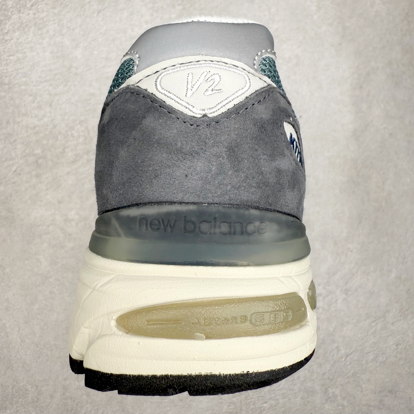 图片[8]-＃K版纯原 New Balance 新百伦NB991总统复古慢跑鞋 鞋身以网眼鞋面结合同色系优质麂皮革构成，鞋舌处点缀 New Balance Made In USA 同色系刺绣标识，彰显鞋款身份。鞋侧点缀银色 \\\”991\\\” 字样，丰富鞋身设计的同时，构建时尚外观。鞋款搭载 ABZORB 缓震系统，通过缓冲和抗压性的结合来吸收冲击力，舒适功能升级。同时搭配泛黄做旧中底，打造丰富层次感，缔造出色复古韵味。尺码：36 37 37.5 38 38.5 39 40 40.5 41.5 42 42.5 43 44 44.5 45-选品中心