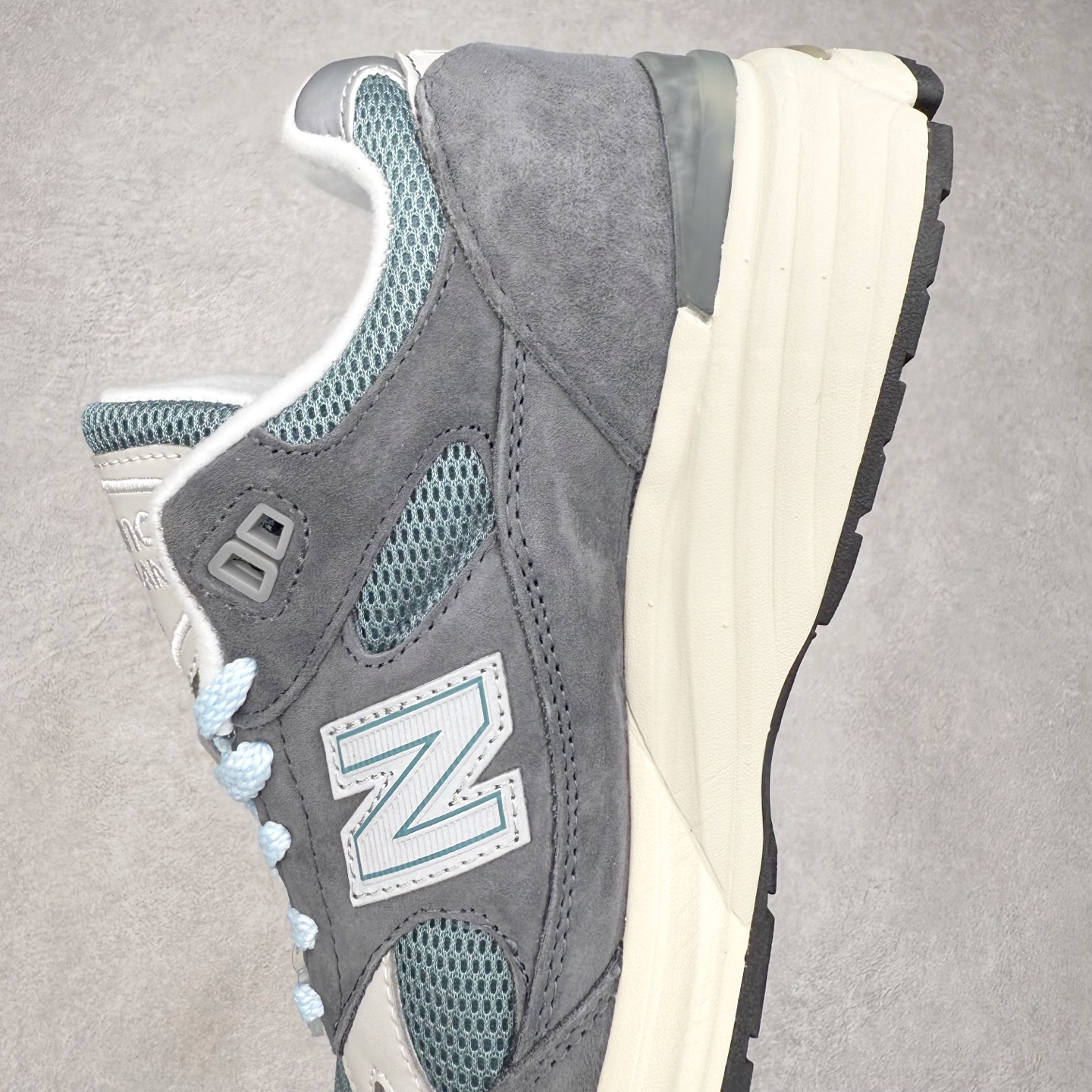 图片[7]-＃K版纯原 New Balance 新百伦NB991总统复古慢跑鞋 鞋身以网眼鞋面结合同色系优质麂皮革构成，鞋舌处点缀 New Balance Made In USA 同色系刺绣标识，彰显鞋款身份。鞋侧点缀银色 \\\”991\\\” 字样，丰富鞋身设计的同时，构建时尚外观。鞋款搭载 ABZORB 缓震系统，通过缓冲和抗压性的结合来吸收冲击力，舒适功能升级。同时搭配泛黄做旧中底，打造丰富层次感，缔造出色复古韵味。尺码：36 37 37.5 38 38.5 39 40 40.5 41.5 42 42.5 43 44 44.5 45-选品中心