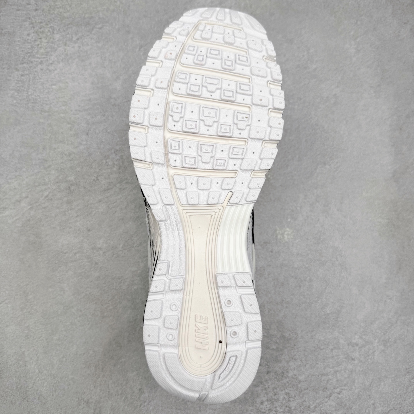 图片[9]-NK P-6000 系列低帮复古老爹风休闲运动舒适慢跑鞋 CD6404-101 融合 Pegasus 过往运动鞋设计 助力 21 世纪早期跑步运动跃升时尚新高度 采用透气网眼布、运动风格线条和耐穿覆面 兼具吸睛外观和舒适感受 中底泡绵以田径赛道为灵感 打造厚实设计 缔造出众缓震性能 尺码：36 36.5 37.5 38 38.5 39 40 40.5 41 42 42.5 43 44 44.5 45-选品中心