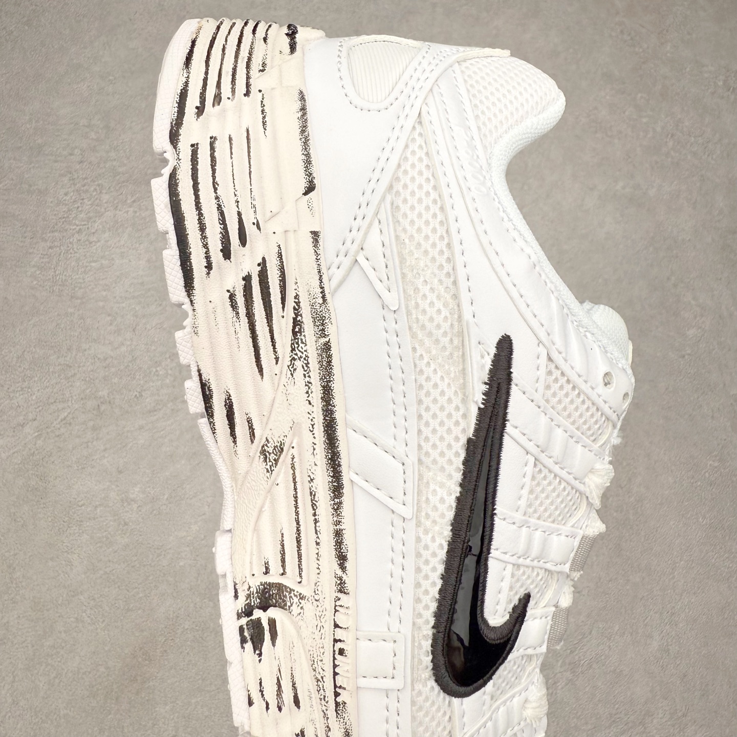 图片[6]-NK P-6000 系列低帮复古老爹风休闲运动舒适慢跑鞋 CD6404-101 融合 Pegasus 过往运动鞋设计 助力 21 世纪早期跑步运动跃升时尚新高度 采用透气网眼布、运动风格线条和耐穿覆面 兼具吸睛外观和舒适感受 中底泡绵以田径赛道为灵感 打造厚实设计 缔造出众缓震性能 尺码：36 36.5 37.5 38 38.5 39 40 40.5 41 42 42.5 43 44 44.5 45-选品中心