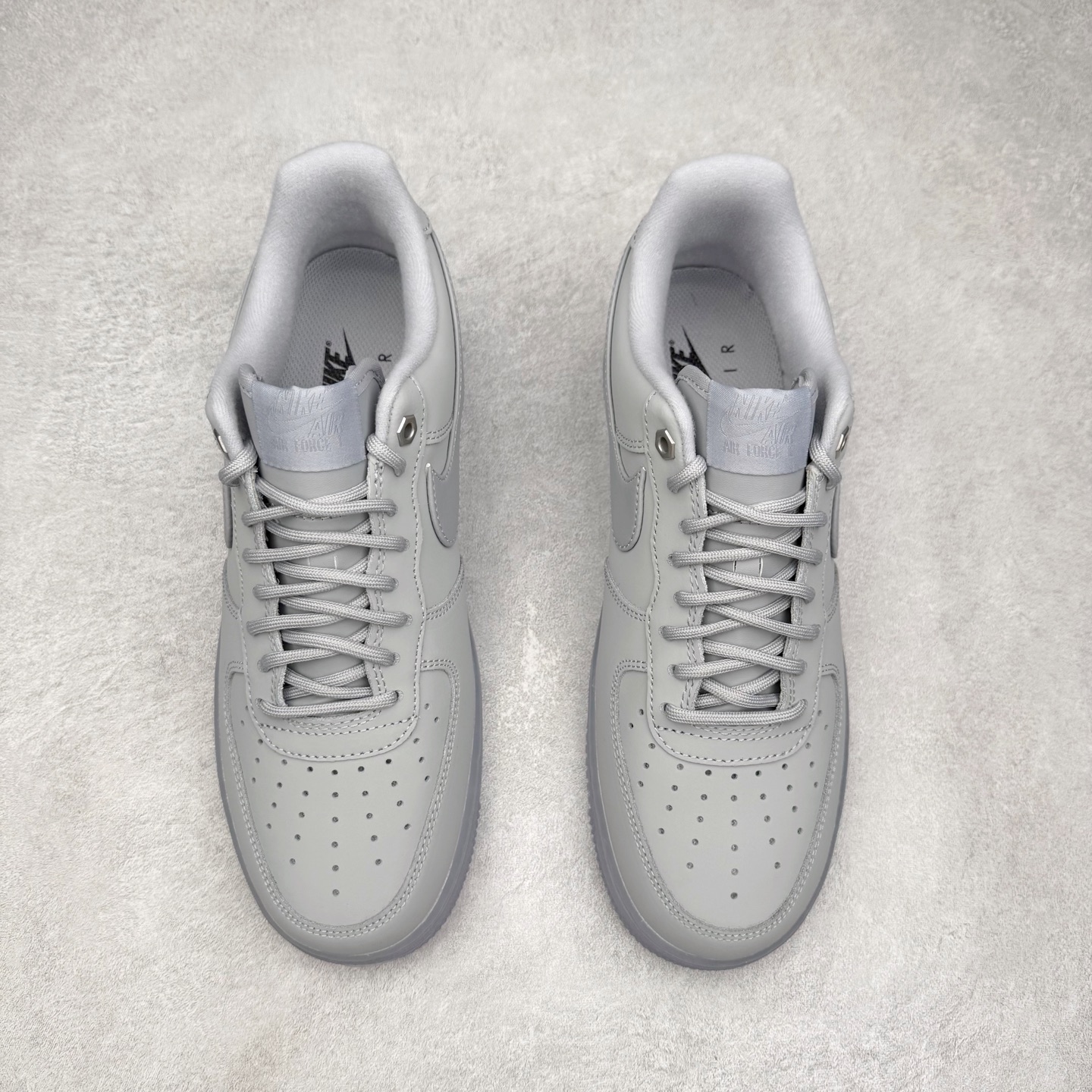 图片[2]-NK Air Force 1´07 Low 空军一号低帮百搭休闲运动板鞋 CJ9179-002 柔软、弹性十足的缓震性能和出色的中底设计 横跨复古与现代的外型结合 造就出风靡全球 三十多年的Force 1 直到今天还深受青睐 实拍调校N版已经零色差零失真 百分百还原实物色彩所见即所得 不存在货不对板色差等低级问题 选购参考实物拍摄 不混卖不参货 只用心做好货严格选品 承诺混一赔十 尺码：36 36.5 37.5 38 38.5 39 40 40.5 41 42 42.5 43 44 44.5 45-选品中心