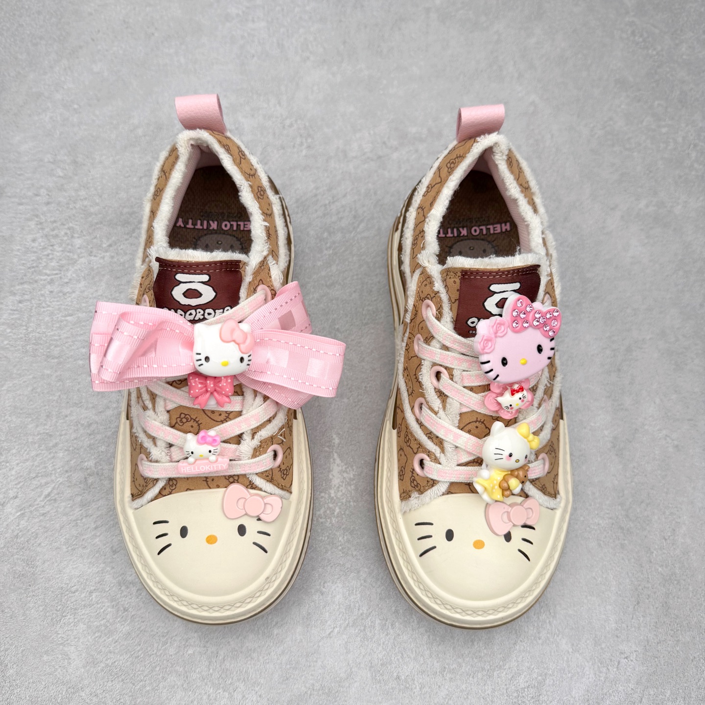 图片[2]-Sanrio/三丽鸥 x OLD ORDER 联名限定 凯蒂粉蓝 6.5CM 厚底增高帆布鞋 马卡龙 鞋身满印的Hello Kitty凯蒂猫图案真的好可爱💗 粉蓝色系的毛边设计满满小香风氛围感 脚感蛮舒适的不磨脚，搭配清新干净 小个子也能拥有大长腿 出街穿这双回头率拉满了🥰 氛围感就够了 日常穿搭也很出彩啦 货号：O2320805 尺码：35 36 37 38 39 40-选品中心