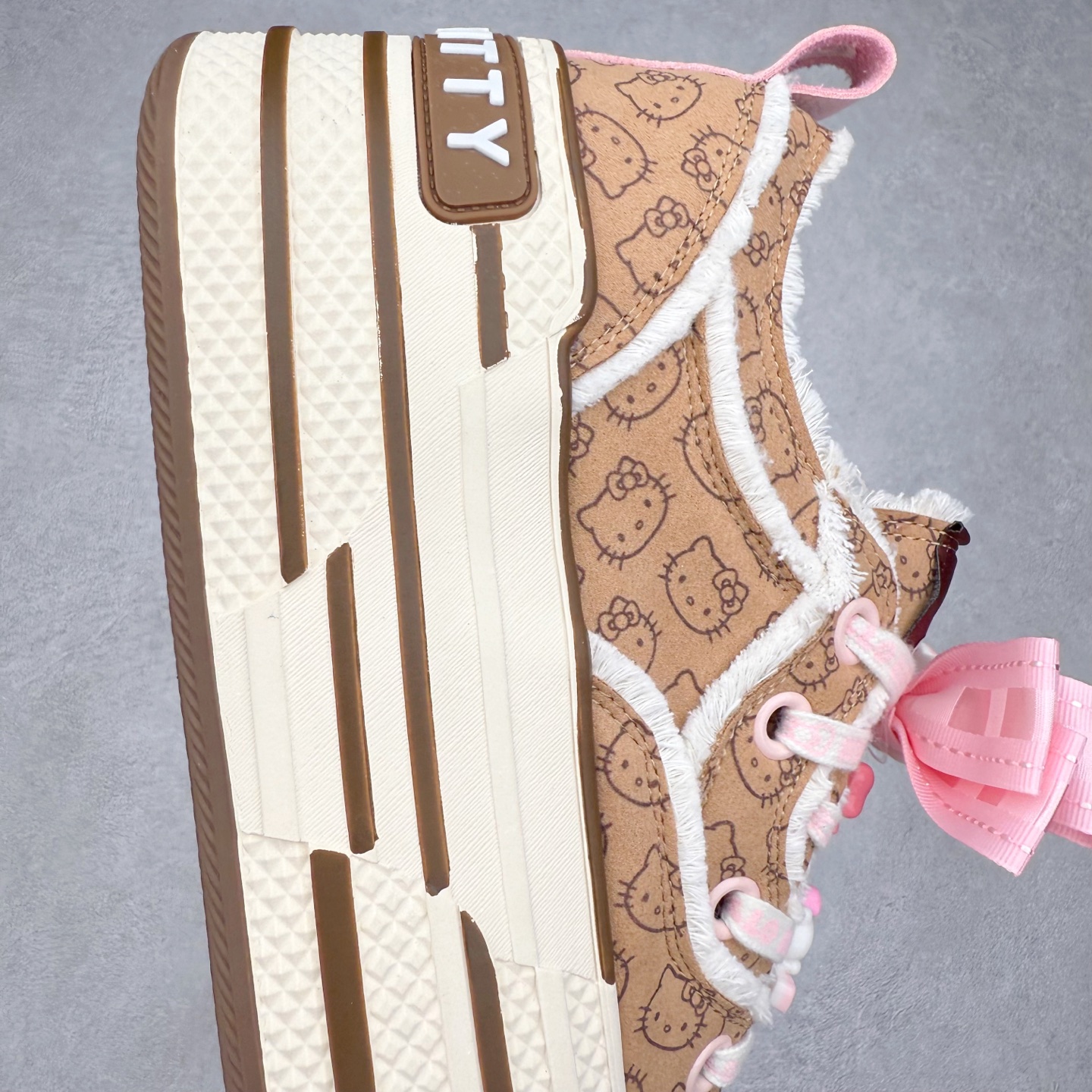 图片[6]-Sanrio/三丽鸥 x OLD ORDER 联名限定 凯蒂粉蓝 6.5CM 厚底增高帆布鞋 马卡龙 鞋身满印的Hello Kitty凯蒂猫图案真的好可爱💗 粉蓝色系的毛边设计满满小香风氛围感 脚感蛮舒适的不磨脚，搭配清新干净 小个子也能拥有大长腿 出街穿这双回头率拉满了🥰 氛围感就够了 日常穿搭也很出彩啦 货号：O2320805 尺码：35 36 37 38 39 40-选品中心