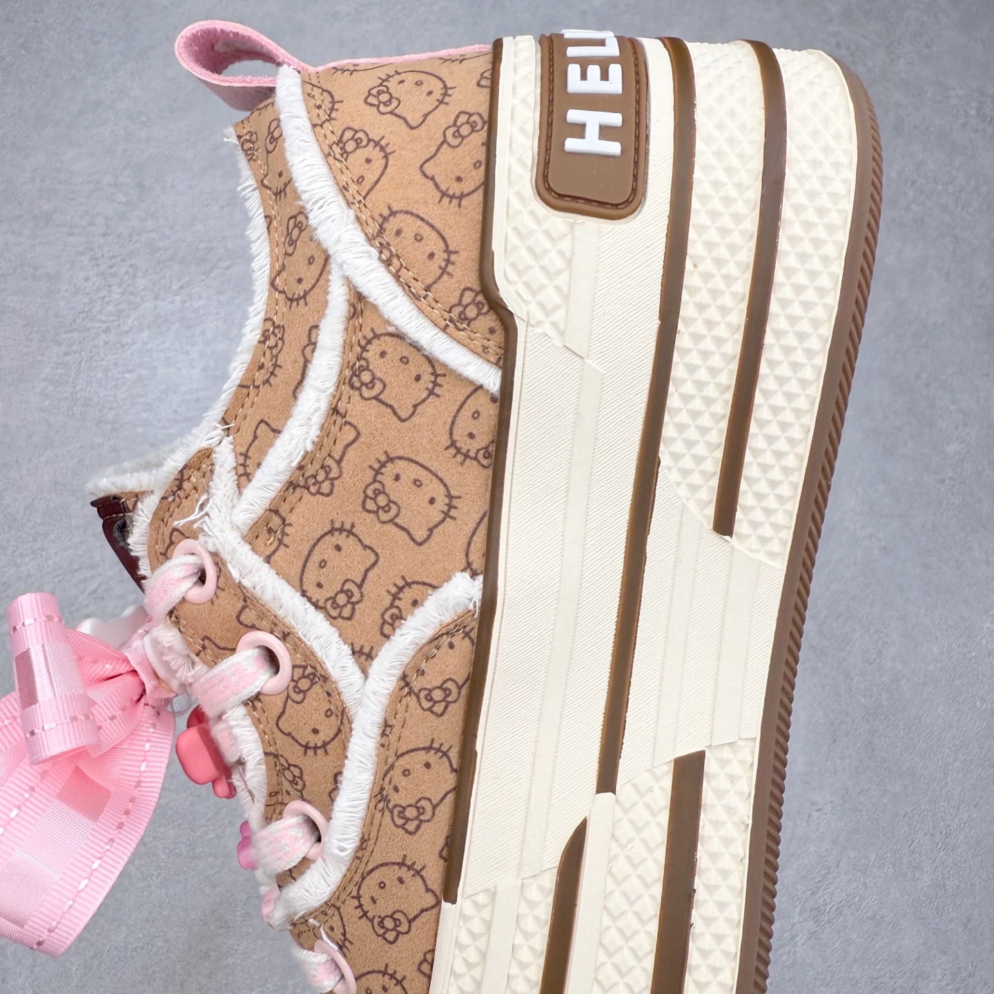 图片[7]-Sanrio/三丽鸥 x OLD ORDER 联名限定 凯蒂粉蓝 6.5CM 厚底增高帆布鞋 马卡龙 鞋身满印的Hello Kitty凯蒂猫图案真的好可爱💗 粉蓝色系的毛边设计满满小香风氛围感 脚感蛮舒适的不磨脚，搭配清新干净 小个子也能拥有大长腿 出街穿这双回头率拉满了🥰 氛围感就够了 日常穿搭也很出彩啦 货号：O2320805 尺码：35 36 37 38 39 40-选品中心