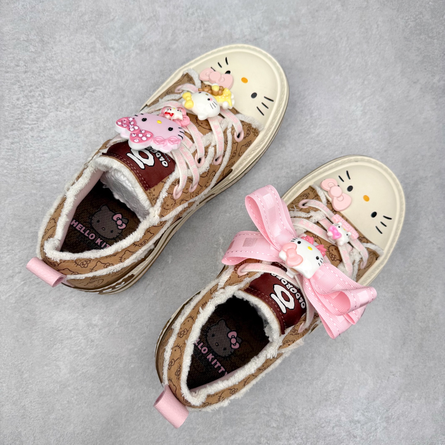 图片[3]-Sanrio/三丽鸥 x OLD ORDER 联名限定 凯蒂粉蓝 6.5CM 厚底增高帆布鞋 马卡龙 鞋身满印的Hello Kitty凯蒂猫图案真的好可爱💗 粉蓝色系的毛边设计满满小香风氛围感 脚感蛮舒适的不磨脚，搭配清新干净 小个子也能拥有大长腿 出街穿这双回头率拉满了🥰 氛围感就够了 日常穿搭也很出彩啦 货号：O2320805 尺码：35 36 37 38 39 40-选品中心