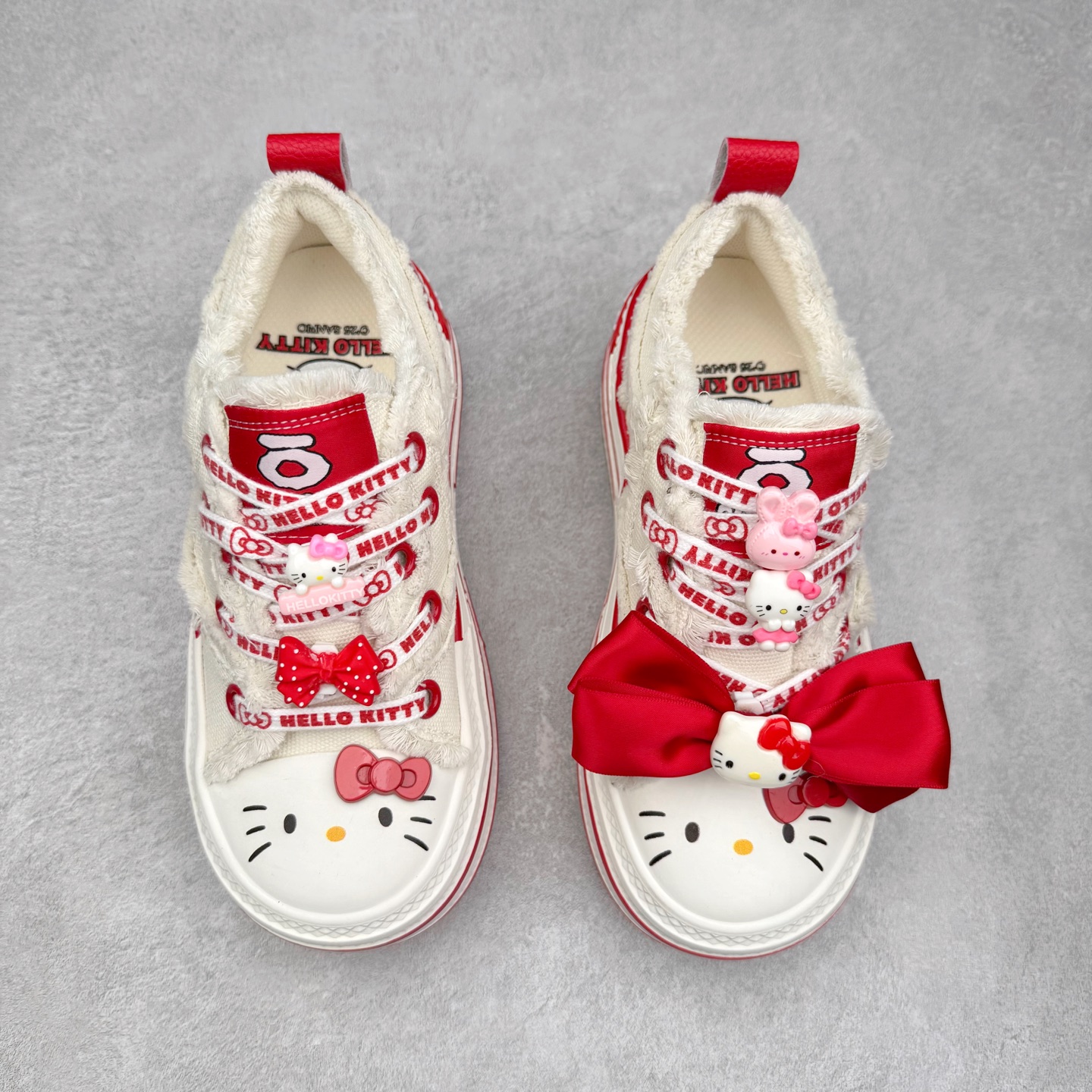 图片[2]-Sanrio/三丽鸥 x OLD ORDER 联名限定 凯蒂粉蓝 6.5CM 厚底增高帆布鞋 马卡龙 鞋身满印的Hello Kitty凯蒂猫图案真的好可爱💗 粉蓝色系的毛边设计满满小香风氛围感 脚感蛮舒适的不磨脚，搭配清新干净 小个子也能拥有大长腿 出街穿这双回头率拉满了🥰 氛围感就够了 日常穿搭也很出彩啦 货号：O2320805 尺码：35 36 37 38 39 40-选品中心