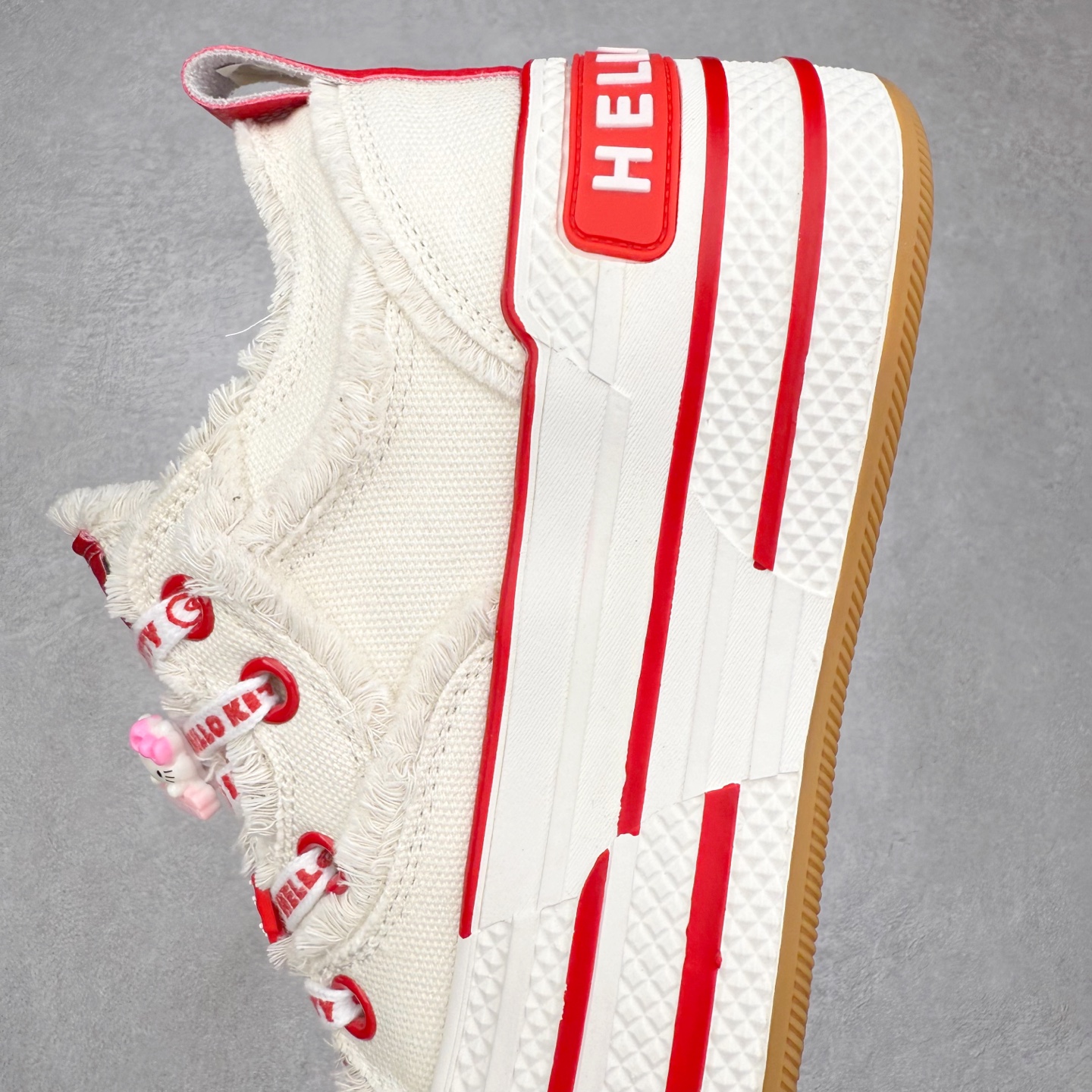 图片[7]-Sanrio/三丽鸥 x OLD ORDER 联名限定 凯蒂粉蓝 6.5CM 厚底增高帆布鞋 马卡龙 鞋身满印的Hello Kitty凯蒂猫图案真的好可爱💗 粉蓝色系的毛边设计满满小香风氛围感 脚感蛮舒适的不磨脚，搭配清新干净 小个子也能拥有大长腿 出街穿这双回头率拉满了🥰 氛围感就够了 日常穿搭也很出彩啦 货号：O2320805 尺码：35 36 37 38 39 40-选品中心