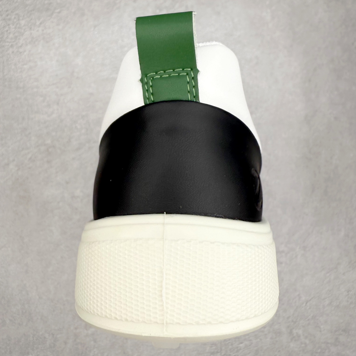 图片[8]-ECCO爱步街头720系列牛皮运动潮流减震耐磨低帮高尔夫球鞋 ECCO以三大核心特征为依托：北欧设计风格、鞋履制作、积极的生活方式。北欧设计风格：北欧设计特点是独特、有格调、实用和简约，并且品质优良。鞋履制作：ECCO钟爱鞋履制作以及一切与鞋履制作相关的事物。积极的生活方式：ECCO的创始人希望制作出的鞋履无需磨合，即可完美贴合脚型，帮助人们享受行走的乐趣。ECCO的成功源自其产品质量和创新的技术水平，恪守“鞋遵循双足”的设计理念，将的舒适度和风格融为一体。ECCO跑遍全世界寻找创新的原料。从制革制鞋一体化的设置，源头上控制皮革质量，确保对人体无害。 尺码：38 39 40 41 42 43 44 （皮鞋码）-选品中心