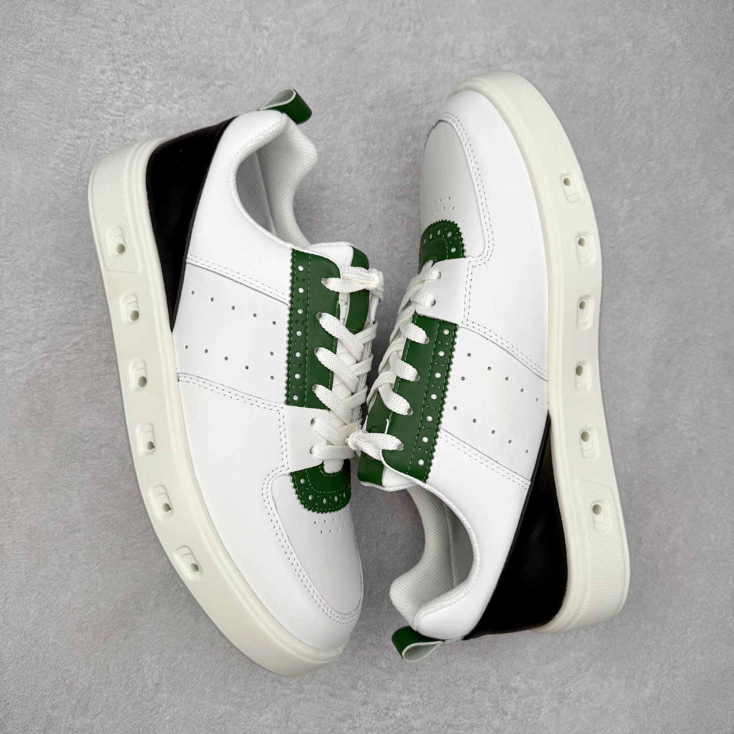 图片[3]-ECCO爱步街头720系列牛皮运动潮流减震耐磨低帮高尔夫球鞋 ECCO以三大核心特征为依托：北欧设计风格、鞋履制作、积极的生活方式。北欧设计风格：北欧设计特点是独特、有格调、实用和简约，并且品质优良。鞋履制作：ECCO钟爱鞋履制作以及一切与鞋履制作相关的事物。积极的生活方式：ECCO的创始人希望制作出的鞋履无需磨合，即可完美贴合脚型，帮助人们享受行走的乐趣。ECCO的成功源自其产品质量和创新的技术水平，恪守“鞋遵循双足”的设计理念，将的舒适度和风格融为一体。ECCO跑遍全世界寻找创新的原料。从制革制鞋一体化的设置，源头上控制皮革质量，确保对人体无害。 尺码：38 39 40 41 42 43 44 （皮鞋码）-选品中心