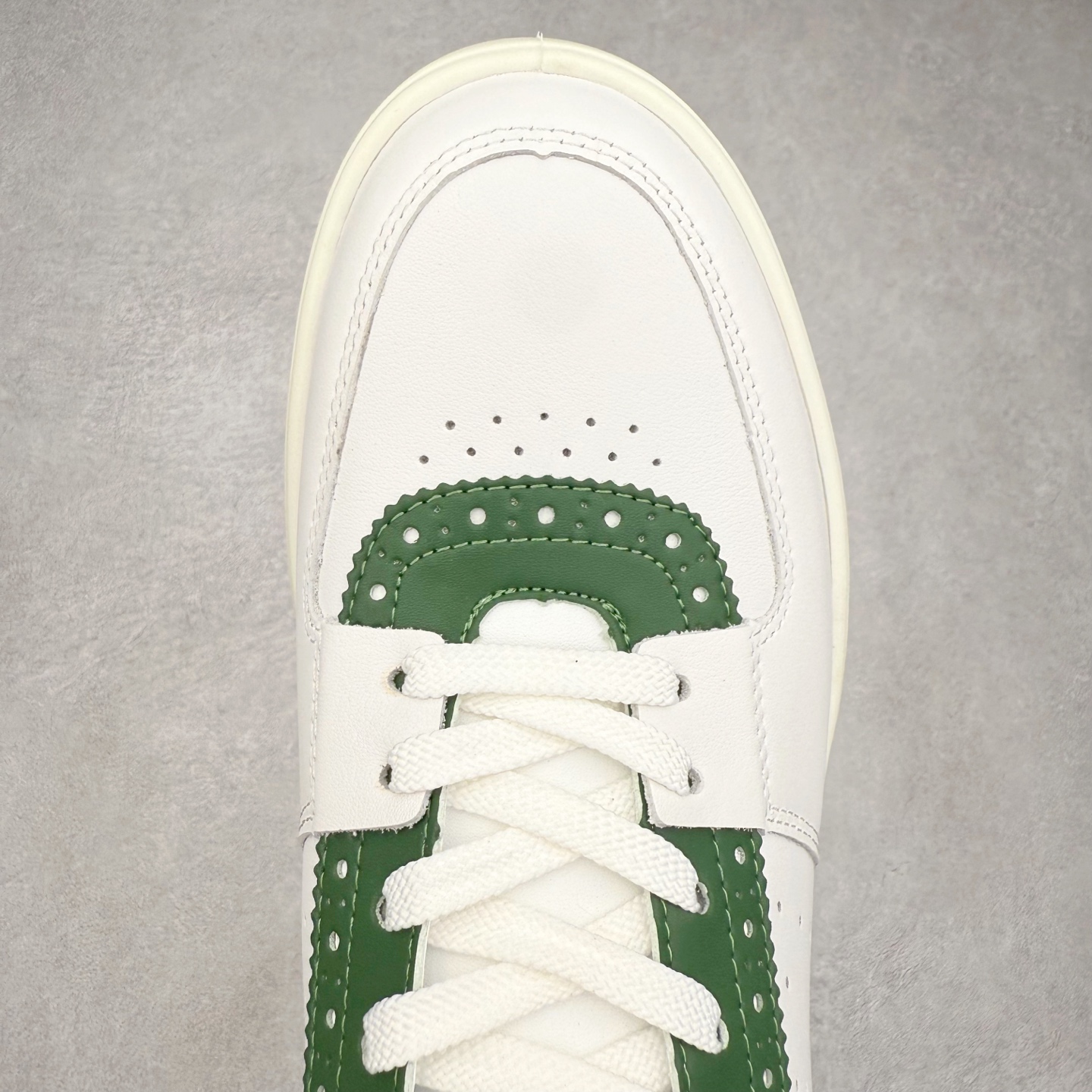 图片[4]-ECCO爱步街头720系列牛皮运动潮流减震耐磨低帮高尔夫球鞋 ECCO以三大核心特征为依托：北欧设计风格、鞋履制作、积极的生活方式。北欧设计风格：北欧设计特点是独特、有格调、实用和简约，并且品质优良。鞋履制作：ECCO钟爱鞋履制作以及一切与鞋履制作相关的事物。积极的生活方式：ECCO的创始人希望制作出的鞋履无需磨合，即可完美贴合脚型，帮助人们享受行走的乐趣。ECCO的成功源自其产品质量和创新的技术水平，恪守“鞋遵循双足”的设计理念，将的舒适度和风格融为一体。ECCO跑遍全世界寻找创新的原料。从制革制鞋一体化的设置，源头上控制皮革质量，确保对人体无害。 尺码：38 39 40 41 42 43 44 （皮鞋码）-选品中心