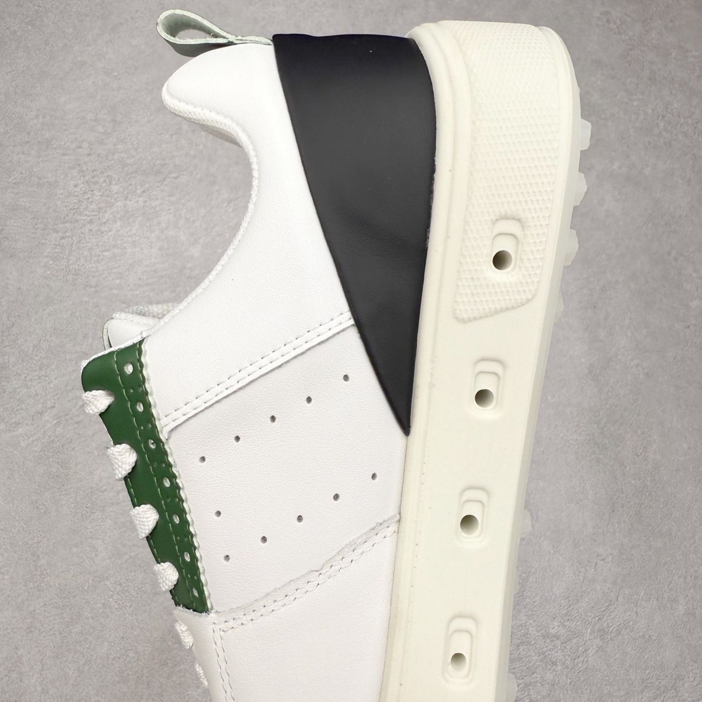 图片[7]-ECCO爱步街头720系列牛皮运动潮流减震耐磨低帮高尔夫球鞋 ECCO以三大核心特征为依托：北欧设计风格、鞋履制作、积极的生活方式。北欧设计风格：北欧设计特点是独特、有格调、实用和简约，并且品质优良。鞋履制作：ECCO钟爱鞋履制作以及一切与鞋履制作相关的事物。积极的生活方式：ECCO的创始人希望制作出的鞋履无需磨合，即可完美贴合脚型，帮助人们享受行走的乐趣。ECCO的成功源自其产品质量和创新的技术水平，恪守“鞋遵循双足”的设计理念，将的舒适度和风格融为一体。ECCO跑遍全世界寻找创新的原料。从制革制鞋一体化的设置，源头上控制皮革质量，确保对人体无害。 尺码：38 39 40 41 42 43 44 （皮鞋码）-选品中心