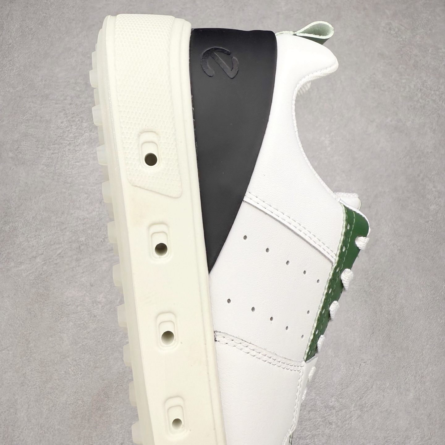 图片[6]-ECCO爱步街头720系列牛皮运动潮流减震耐磨低帮高尔夫球鞋 ECCO以三大核心特征为依托：北欧设计风格、鞋履制作、积极的生活方式。北欧设计风格：北欧设计特点是独特、有格调、实用和简约，并且品质优良。鞋履制作：ECCO钟爱鞋履制作以及一切与鞋履制作相关的事物。积极的生活方式：ECCO的创始人希望制作出的鞋履无需磨合，即可完美贴合脚型，帮助人们享受行走的乐趣。ECCO的成功源自其产品质量和创新的技术水平，恪守“鞋遵循双足”的设计理念，将的舒适度和风格融为一体。ECCO跑遍全世界寻找创新的原料。从制革制鞋一体化的设置，源头上控制皮革质量，确保对人体无害。 尺码：38 39 40 41 42 43 44 （皮鞋码）-选品中心