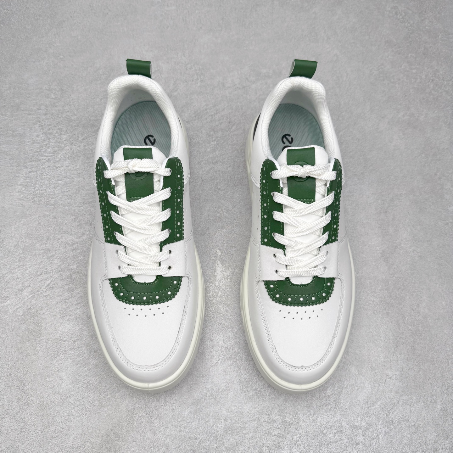 图片[2]-ECCO爱步街头720系列牛皮运动潮流减震耐磨低帮高尔夫球鞋 ECCO以三大核心特征为依托：北欧设计风格、鞋履制作、积极的生活方式。北欧设计风格：北欧设计特点是独特、有格调、实用和简约，并且品质优良。鞋履制作：ECCO钟爱鞋履制作以及一切与鞋履制作相关的事物。积极的生活方式：ECCO的创始人希望制作出的鞋履无需磨合，即可完美贴合脚型，帮助人们享受行走的乐趣。ECCO的成功源自其产品质量和创新的技术水平，恪守“鞋遵循双足”的设计理念，将的舒适度和风格融为一体。ECCO跑遍全世界寻找创新的原料。从制革制鞋一体化的设置，源头上控制皮革质量，确保对人体无害。 尺码：38 39 40 41 42 43 44 （皮鞋码）-选品中心