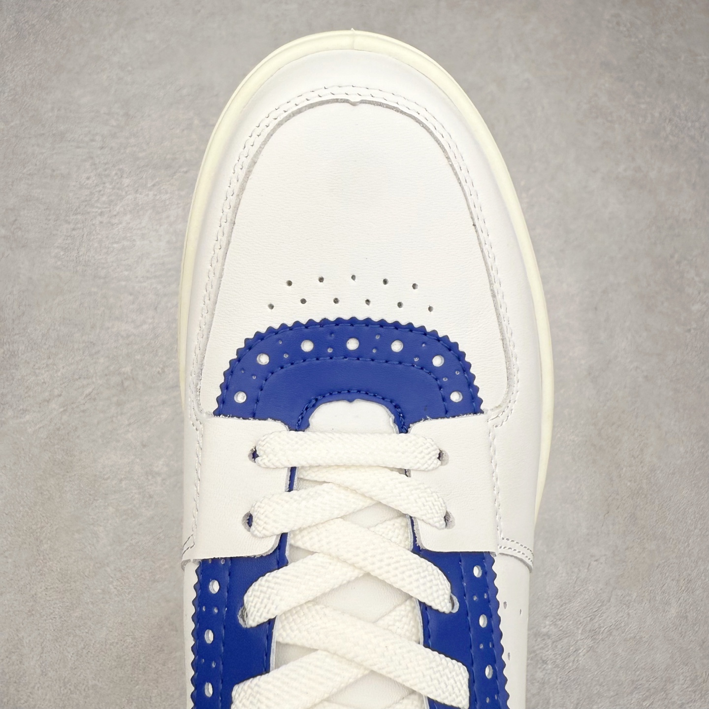 图片[4]-ECCO爱步街头720系列牛皮运动潮流减震耐磨低帮高尔夫球鞋 ECCO以三大核心特征为依托：北欧设计风格、鞋履制作、积极的生活方式。北欧设计风格：北欧设计特点是独特、有格调、实用和简约，并且品质优良。鞋履制作：ECCO钟爱鞋履制作以及一切与鞋履制作相关的事物。积极的生活方式：ECCO的创始人希望制作出的鞋履无需磨合，即可完美贴合脚型，帮助人们享受行走的乐趣。ECCO的成功源自其产品质量和创新的技术水平，恪守“鞋遵循双足”的设计理念，将的舒适度和风格融为一体。ECCO跑遍全世界寻找创新的原料。从制革制鞋一体化的设置，源头上控制皮革质量，确保对人体无害。 尺码：38 39 40 41 42 43 44 （皮鞋码）-选品中心