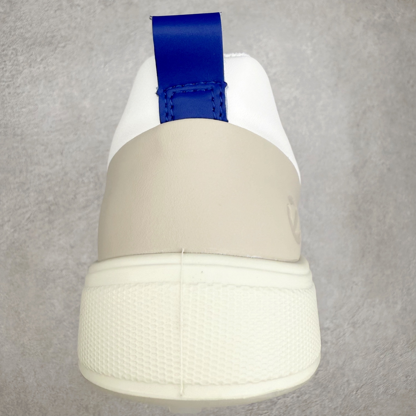 图片[8]-ECCO爱步街头720系列牛皮运动潮流减震耐磨低帮高尔夫球鞋 ECCO以三大核心特征为依托：北欧设计风格、鞋履制作、积极的生活方式。北欧设计风格：北欧设计特点是独特、有格调、实用和简约，并且品质优良。鞋履制作：ECCO钟爱鞋履制作以及一切与鞋履制作相关的事物。积极的生活方式：ECCO的创始人希望制作出的鞋履无需磨合，即可完美贴合脚型，帮助人们享受行走的乐趣。ECCO的成功源自其产品质量和创新的技术水平，恪守“鞋遵循双足”的设计理念，将的舒适度和风格融为一体。ECCO跑遍全世界寻找创新的原料。从制革制鞋一体化的设置，源头上控制皮革质量，确保对人体无害。 尺码：38 39 40 41 42 43 44 （皮鞋码）-选品中心