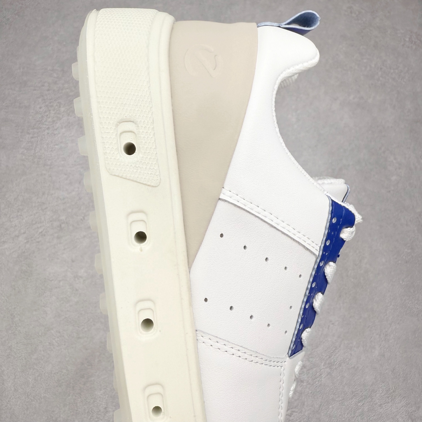 图片[6]-ECCO爱步街头720系列牛皮运动潮流减震耐磨低帮高尔夫球鞋 ECCO以三大核心特征为依托：北欧设计风格、鞋履制作、积极的生活方式。北欧设计风格：北欧设计特点是独特、有格调、实用和简约，并且品质优良。鞋履制作：ECCO钟爱鞋履制作以及一切与鞋履制作相关的事物。积极的生活方式：ECCO的创始人希望制作出的鞋履无需磨合，即可完美贴合脚型，帮助人们享受行走的乐趣。ECCO的成功源自其产品质量和创新的技术水平，恪守“鞋遵循双足”的设计理念，将的舒适度和风格融为一体。ECCO跑遍全世界寻找创新的原料。从制革制鞋一体化的设置，源头上控制皮革质量，确保对人体无害。 尺码：38 39 40 41 42 43 44 （皮鞋码）-选品中心