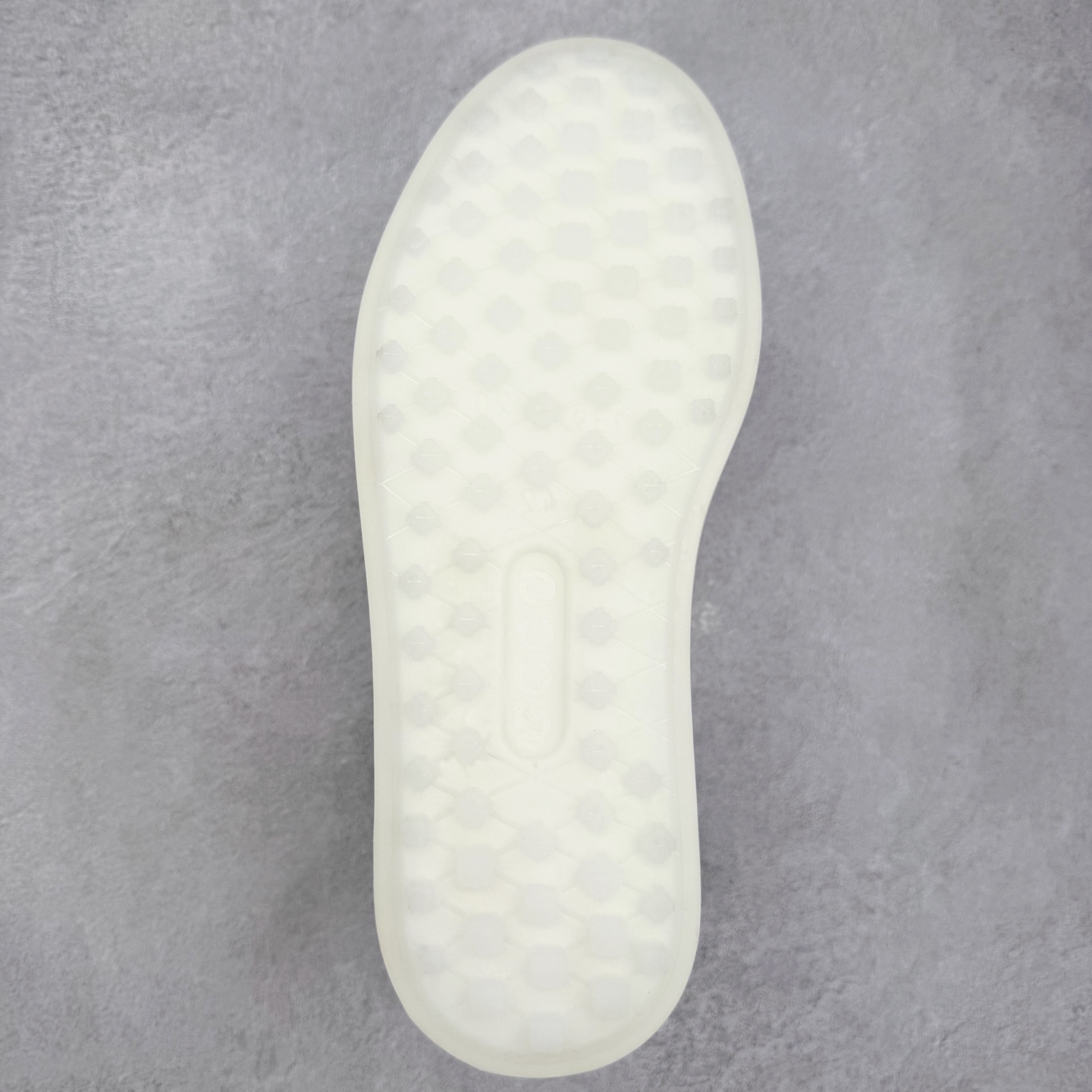 图片[9]-ECCO爱步街头720系列牛皮运动潮流减震耐磨低帮高尔夫球鞋 ECCO以三大核心特征为依托：北欧设计风格、鞋履制作、积极的生活方式。北欧设计风格：北欧设计特点是独特、有格调、实用和简约，并且品质优良。鞋履制作：ECCO钟爱鞋履制作以及一切与鞋履制作相关的事物。积极的生活方式：ECCO的创始人希望制作出的鞋履无需磨合，即可完美贴合脚型，帮助人们享受行走的乐趣。ECCO的成功源自其产品质量和创新的技术水平，恪守“鞋遵循双足”的设计理念，将的舒适度和风格融为一体。ECCO跑遍全世界寻找创新的原料。从制革制鞋一体化的设置，源头上控制皮革质量，确保对人体无害。 尺码：38 39 40 41 42 43 44 （皮鞋码）-选品中心