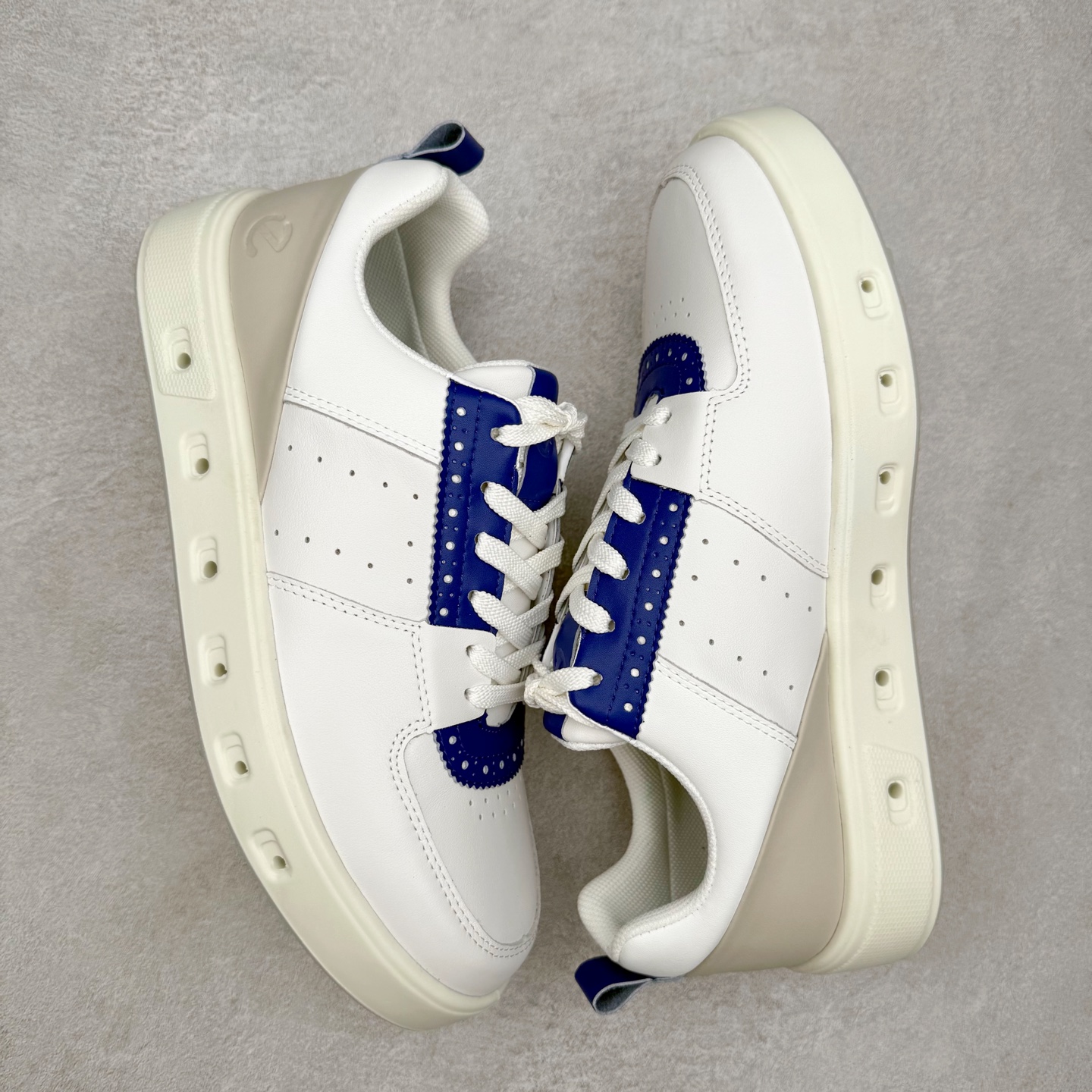 图片[3]-ECCO爱步街头720系列牛皮运动潮流减震耐磨低帮高尔夫球鞋 ECCO以三大核心特征为依托：北欧设计风格、鞋履制作、积极的生活方式。北欧设计风格：北欧设计特点是独特、有格调、实用和简约，并且品质优良。鞋履制作：ECCO钟爱鞋履制作以及一切与鞋履制作相关的事物。积极的生活方式：ECCO的创始人希望制作出的鞋履无需磨合，即可完美贴合脚型，帮助人们享受行走的乐趣。ECCO的成功源自其产品质量和创新的技术水平，恪守“鞋遵循双足”的设计理念，将的舒适度和风格融为一体。ECCO跑遍全世界寻找创新的原料。从制革制鞋一体化的设置，源头上控制皮革质量，确保对人体无害。 尺码：38 39 40 41 42 43 44 （皮鞋码）-选品中心