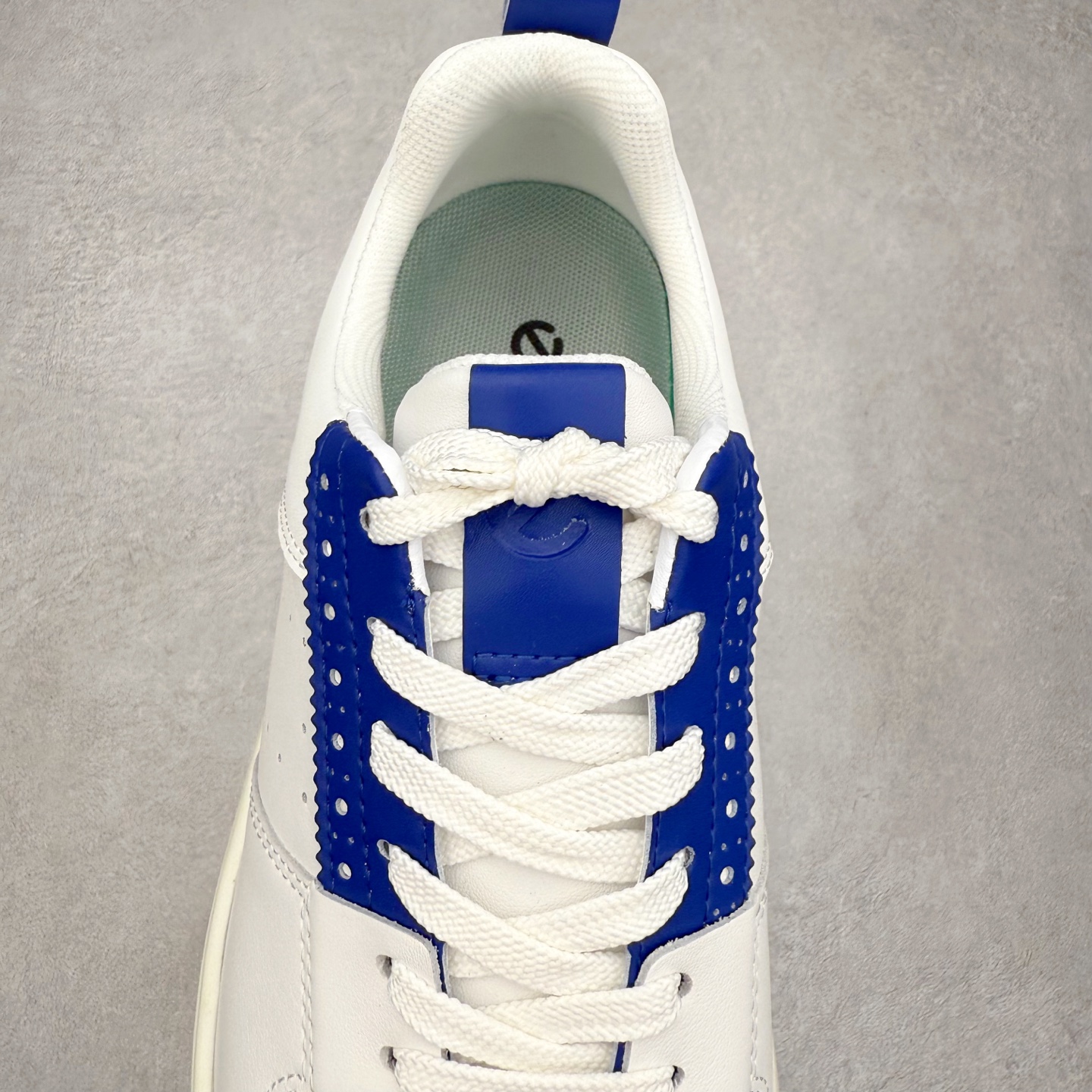 图片[5]-ECCO爱步街头720系列牛皮运动潮流减震耐磨低帮高尔夫球鞋 ECCO以三大核心特征为依托：北欧设计风格、鞋履制作、积极的生活方式。北欧设计风格：北欧设计特点是独特、有格调、实用和简约，并且品质优良。鞋履制作：ECCO钟爱鞋履制作以及一切与鞋履制作相关的事物。积极的生活方式：ECCO的创始人希望制作出的鞋履无需磨合，即可完美贴合脚型，帮助人们享受行走的乐趣。ECCO的成功源自其产品质量和创新的技术水平，恪守“鞋遵循双足”的设计理念，将的舒适度和风格融为一体。ECCO跑遍全世界寻找创新的原料。从制革制鞋一体化的设置，源头上控制皮革质量，确保对人体无害。 尺码：38 39 40 41 42 43 44 （皮鞋码）-选品中心