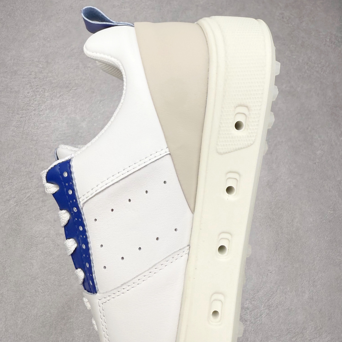 图片[7]-ECCO爱步街头720系列牛皮运动潮流减震耐磨低帮高尔夫球鞋 ECCO以三大核心特征为依托：北欧设计风格、鞋履制作、积极的生活方式。北欧设计风格：北欧设计特点是独特、有格调、实用和简约，并且品质优良。鞋履制作：ECCO钟爱鞋履制作以及一切与鞋履制作相关的事物。积极的生活方式：ECCO的创始人希望制作出的鞋履无需磨合，即可完美贴合脚型，帮助人们享受行走的乐趣。ECCO的成功源自其产品质量和创新的技术水平，恪守“鞋遵循双足”的设计理念，将的舒适度和风格融为一体。ECCO跑遍全世界寻找创新的原料。从制革制鞋一体化的设置，源头上控制皮革质量，确保对人体无害。 尺码：38 39 40 41 42 43 44 （皮鞋码）-选品中心