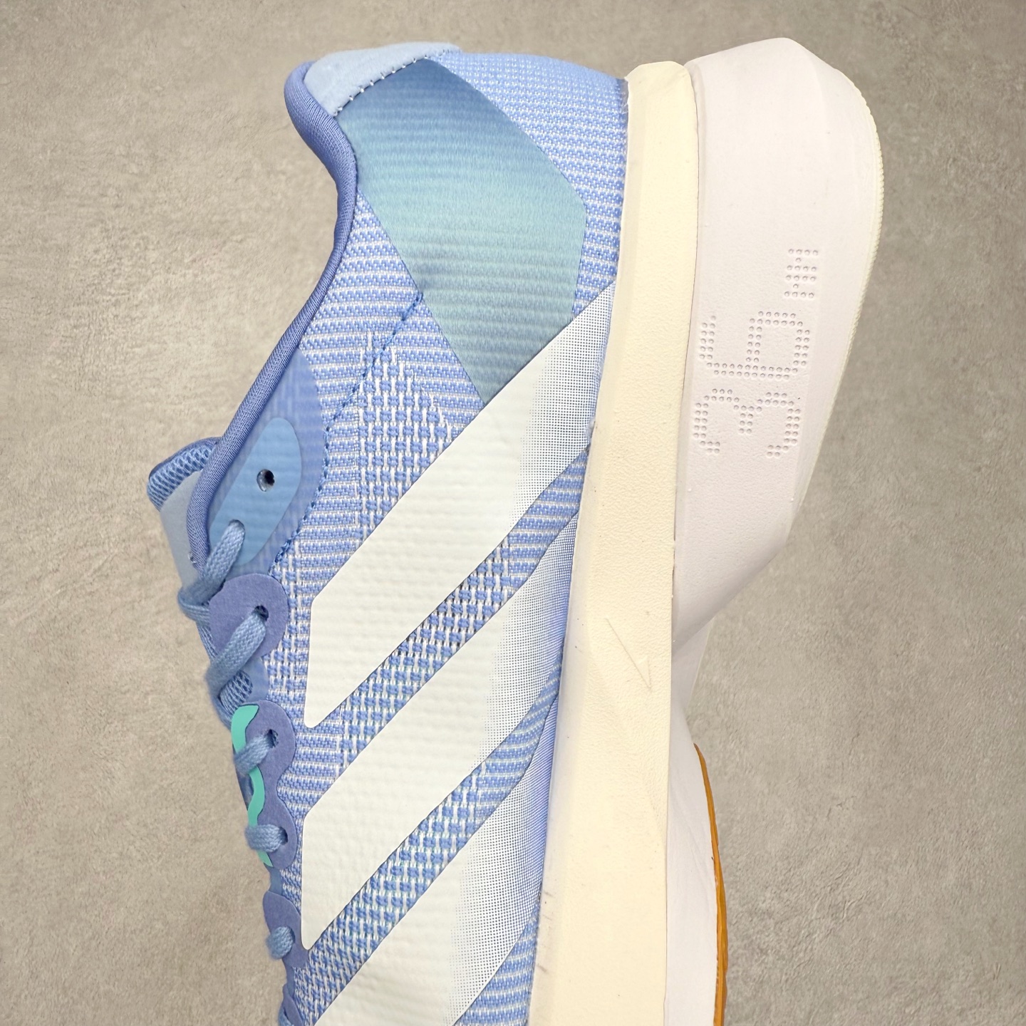 图片[7]-AD Adizero Boston 13 夏季透气网眼竞速跑鞋 JS4956 融合Lightstrike和Lightstrike Pro技术 采用乙烯/乙酸乙烯酯(EVA)材质 打造舒适中底 含ENERGYROD能量碳柱 旨在为步伐添活力 尺码：36 36.5 37 38 38.5 39 40 40.5 41 42 42.5 43 44 44.5 45-选品中心