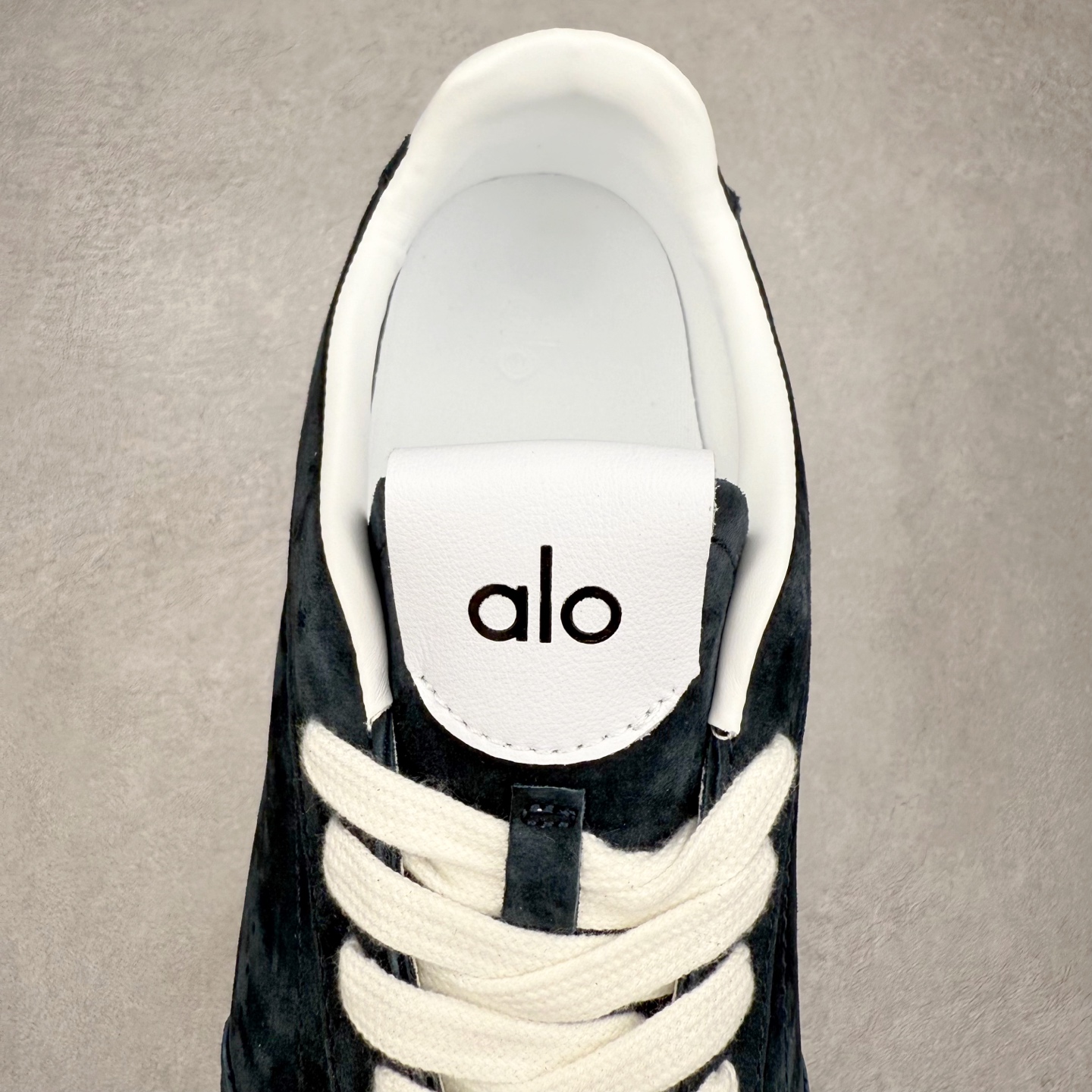 图片[5]-Alo yoga Sunset 舒适生活休闲鞋 男女同款 品牌故事Alo Yoga于2007年创立于洛杉矶，意在传播有意识的运动，同时激发人们的健康识与创造力。品牌的核心理念在于制作能够带来完美体验的瑜伽服饰与功能性单品，让有意识的运动融入并改变生活。Alo Yoga将其设计延伸到日常服饰概念，坚持不懈地捕捉当代时尚潮流，将品牌的运动美学理念、精致前卫的设计与舒适功能面料完美结合。与此同时，Alo Yoga的设计受到了时尚界人士与名人们的追捧，Talor Swift、Kendall Jenner等街拍照片中都曾出现品牌不同单品的身影。实拍调校N版已经零色差零失真 百分百还原实物色彩所见即所得 不存在货不对板色差等低级问题 选购参考实物拍摄 不混卖不参货 只用心做好货严格选品 承诺混一赔十 尺码：36 36.5 37.5 38 38.5 39 40 40.5 41 42 42.5 43 44 44.5 45-选品中心