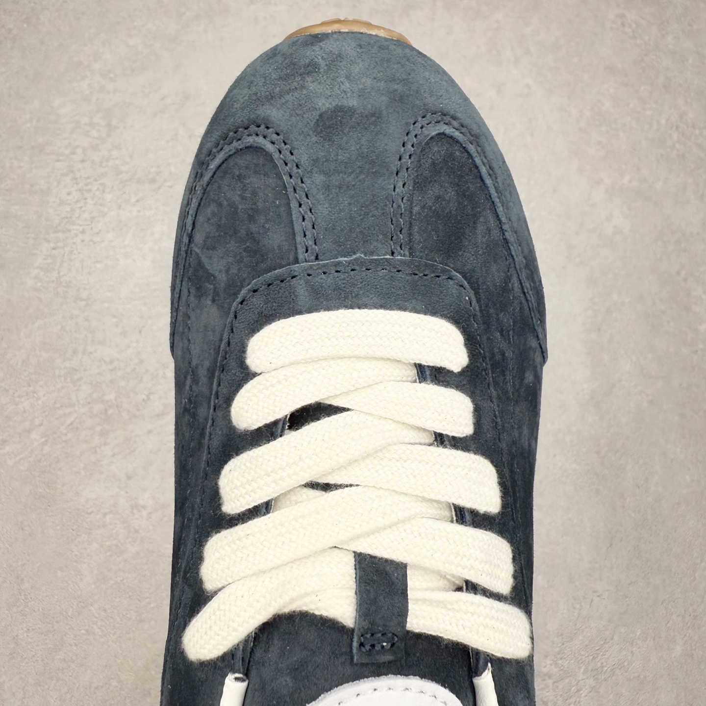 图片[4]-Alo yoga Sunset 舒适生活休闲鞋 男女同款 品牌故事Alo Yoga于2007年创立于洛杉矶，意在传播有意识的运动，同时激发人们的健康识与创造力。品牌的核心理念在于制作能够带来完美体验的瑜伽服饰与功能性单品，让有意识的运动融入并改变生活。Alo Yoga将其设计延伸到日常服饰概念，坚持不懈地捕捉当代时尚潮流，将品牌的运动美学理念、精致前卫的设计与舒适功能面料完美结合。与此同时，Alo Yoga的设计受到了时尚界人士与名人们的追捧，Talor Swift、Kendall Jenner等街拍照片中都曾出现品牌不同单品的身影。实拍调校N版已经零色差零失真 百分百还原实物色彩所见即所得 不存在货不对板色差等低级问题 选购参考实物拍摄 不混卖不参货 只用心做好货严格选品 承诺混一赔十 尺码：36 36.5 37.5 38 38.5 39 40 40.5 41 42 42.5 43 44 44.5 45-选品中心