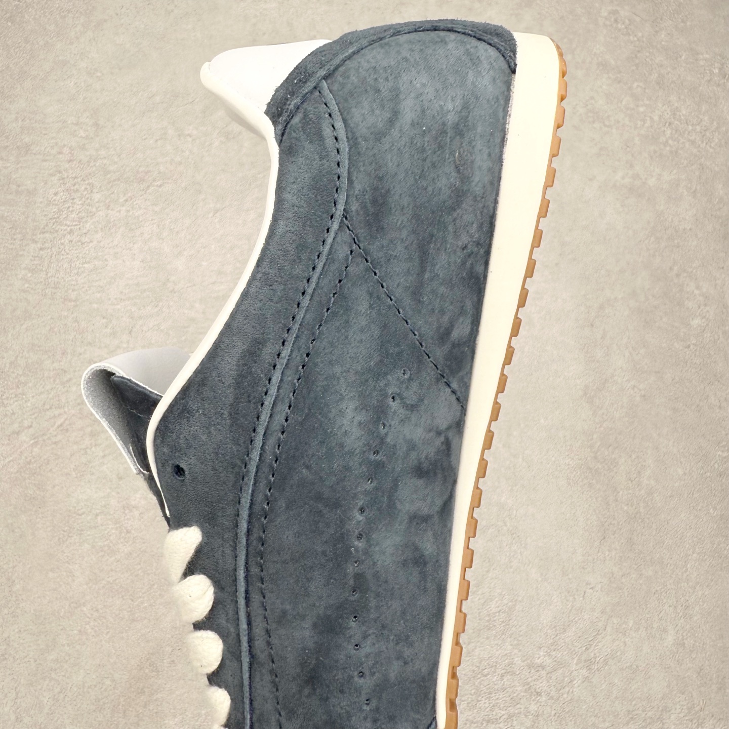 图片[7]-Alo yoga Sunset 舒适生活休闲鞋 男女同款 品牌故事Alo Yoga于2007年创立于洛杉矶，意在传播有意识的运动，同时激发人们的健康识与创造力。品牌的核心理念在于制作能够带来完美体验的瑜伽服饰与功能性单品，让有意识的运动融入并改变生活。Alo Yoga将其设计延伸到日常服饰概念，坚持不懈地捕捉当代时尚潮流，将品牌的运动美学理念、精致前卫的设计与舒适功能面料完美结合。与此同时，Alo Yoga的设计受到了时尚界人士与名人们的追捧，Talor Swift、Kendall Jenner等街拍照片中都曾出现品牌不同单品的身影。实拍调校N版已经零色差零失真 百分百还原实物色彩所见即所得 不存在货不对板色差等低级问题 选购参考实物拍摄 不混卖不参货 只用心做好货严格选品 承诺混一赔十 尺码：36 36.5 37.5 38 38.5 39 40 40.5 41 42 42.5 43 44 44.5 45-选品中心