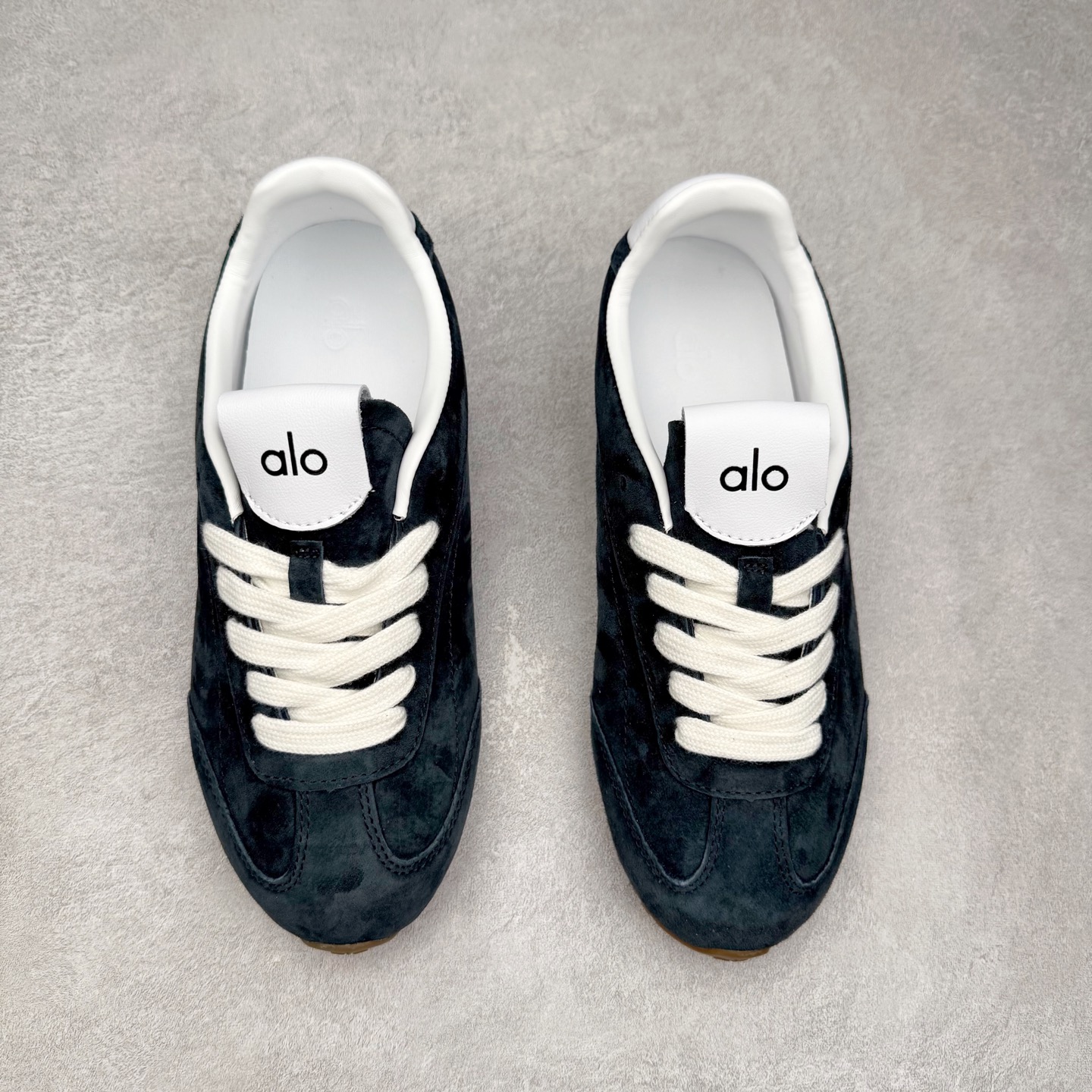 图片[2]-Alo yoga Sunset 舒适生活休闲鞋 男女同款 品牌故事Alo Yoga于2007年创立于洛杉矶，意在传播有意识的运动，同时激发人们的健康识与创造力。品牌的核心理念在于制作能够带来完美体验的瑜伽服饰与功能性单品，让有意识的运动融入并改变生活。Alo Yoga将其设计延伸到日常服饰概念，坚持不懈地捕捉当代时尚潮流，将品牌的运动美学理念、精致前卫的设计与舒适功能面料完美结合。与此同时，Alo Yoga的设计受到了时尚界人士与名人们的追捧，Talor Swift、Kendall Jenner等街拍照片中都曾出现品牌不同单品的身影。实拍调校N版已经零色差零失真 百分百还原实物色彩所见即所得 不存在货不对板色差等低级问题 选购参考实物拍摄 不混卖不参货 只用心做好货严格选品 承诺混一赔十 尺码：36 36.5 37.5 38 38.5 39 40 40.5 41 42 42.5 43 44 44.5 45-选品中心