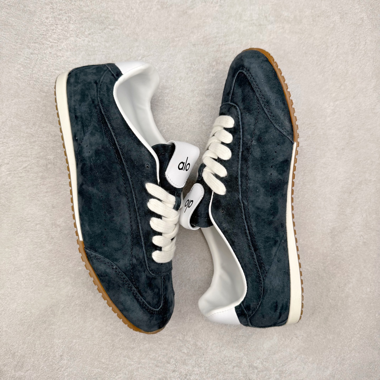 图片[3]-Alo yoga Sunset 舒适生活休闲鞋 男女同款 品牌故事Alo Yoga于2007年创立于洛杉矶，意在传播有意识的运动，同时激发人们的健康识与创造力。品牌的核心理念在于制作能够带来完美体验的瑜伽服饰与功能性单品，让有意识的运动融入并改变生活。Alo Yoga将其设计延伸到日常服饰概念，坚持不懈地捕捉当代时尚潮流，将品牌的运动美学理念、精致前卫的设计与舒适功能面料完美结合。与此同时，Alo Yoga的设计受到了时尚界人士与名人们的追捧，Talor Swift、Kendall Jenner等街拍照片中都曾出现品牌不同单品的身影。实拍调校N版已经零色差零失真 百分百还原实物色彩所见即所得 不存在货不对板色差等低级问题 选购参考实物拍摄 不混卖不参货 只用心做好货严格选品 承诺混一赔十 尺码：36 36.5 37.5 38 38.5 39 40 40.5 41 42 42.5 43 44 44.5 45-选品中心