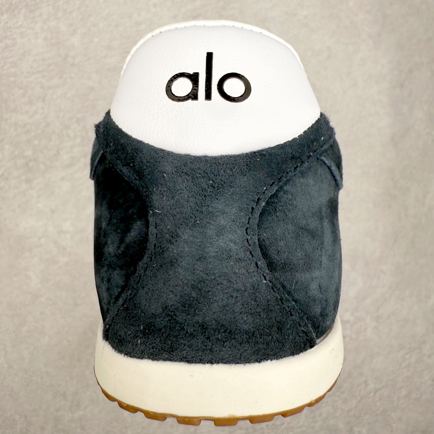 图片[8]-Alo yoga Sunset 舒适生活休闲鞋 男女同款 品牌故事Alo Yoga于2007年创立于洛杉矶，意在传播有意识的运动，同时激发人们的健康识与创造力。品牌的核心理念在于制作能够带来完美体验的瑜伽服饰与功能性单品，让有意识的运动融入并改变生活。Alo Yoga将其设计延伸到日常服饰概念，坚持不懈地捕捉当代时尚潮流，将品牌的运动美学理念、精致前卫的设计与舒适功能面料完美结合。与此同时，Alo Yoga的设计受到了时尚界人士与名人们的追捧，Talor Swift、Kendall Jenner等街拍照片中都曾出现品牌不同单品的身影。实拍调校N版已经零色差零失真 百分百还原实物色彩所见即所得 不存在货不对板色差等低级问题 选购参考实物拍摄 不混卖不参货 只用心做好货严格选品 承诺混一赔十 尺码：36 36.5 37.5 38 38.5 39 40 40.5 41 42 42.5 43 44 44.5 45-选品中心