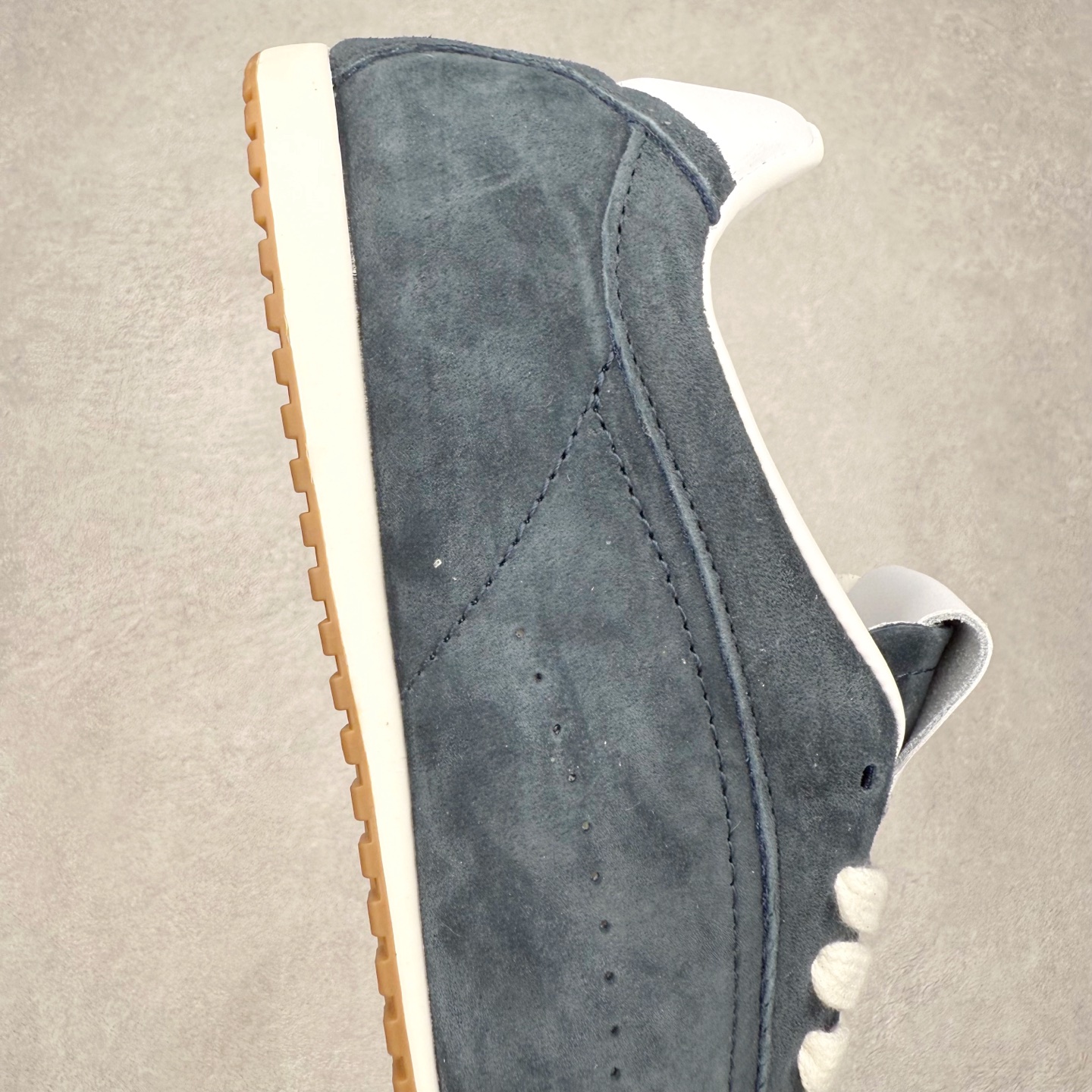 图片[6]-Alo yoga Sunset 舒适生活休闲鞋 男女同款 品牌故事Alo Yoga于2007年创立于洛杉矶，意在传播有意识的运动，同时激发人们的健康识与创造力。品牌的核心理念在于制作能够带来完美体验的瑜伽服饰与功能性单品，让有意识的运动融入并改变生活。Alo Yoga将其设计延伸到日常服饰概念，坚持不懈地捕捉当代时尚潮流，将品牌的运动美学理念、精致前卫的设计与舒适功能面料完美结合。与此同时，Alo Yoga的设计受到了时尚界人士与名人们的追捧，Talor Swift、Kendall Jenner等街拍照片中都曾出现品牌不同单品的身影。实拍调校N版已经零色差零失真 百分百还原实物色彩所见即所得 不存在货不对板色差等低级问题 选购参考实物拍摄 不混卖不参货 只用心做好货严格选品 承诺混一赔十 尺码：36 36.5 37.5 38 38.5 39 40 40.5 41 42 42.5 43 44 44.5 45-选品中心