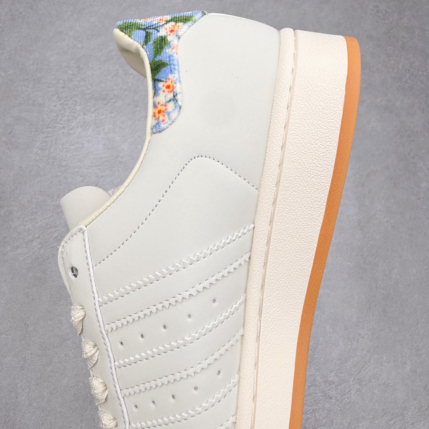 图片[7]-AD Originals Superstar 经典复古贝壳头板鞋 JR8865 诞生于1969年 是第一双将全皮面鞋 身与橡胶鞋头结合在一起的低帮篮球鞋 Superstar最开始 是作为高帮篮球鞋Pro Model的低帮版本而出现的 但因为其独特和醒目的橡胶鞋头造型而让大家熟知 被大家形象地称为\\\”shelltoe\\\”贝壳头 在70年代的美国职业篮球场上 接近3/4的NBA球员都将这双Superstar作为场上用鞋 80年代之后 经过不断的改良和发展 Superstar逐渐成为横跨时装、音乐、街头文化、休闲和运动等各大领域的时尚潮鞋 尺码：36 36.5 37 38 38.5 39 40 40.5 41 42 42.5 43 44 44.5 45-选品中心