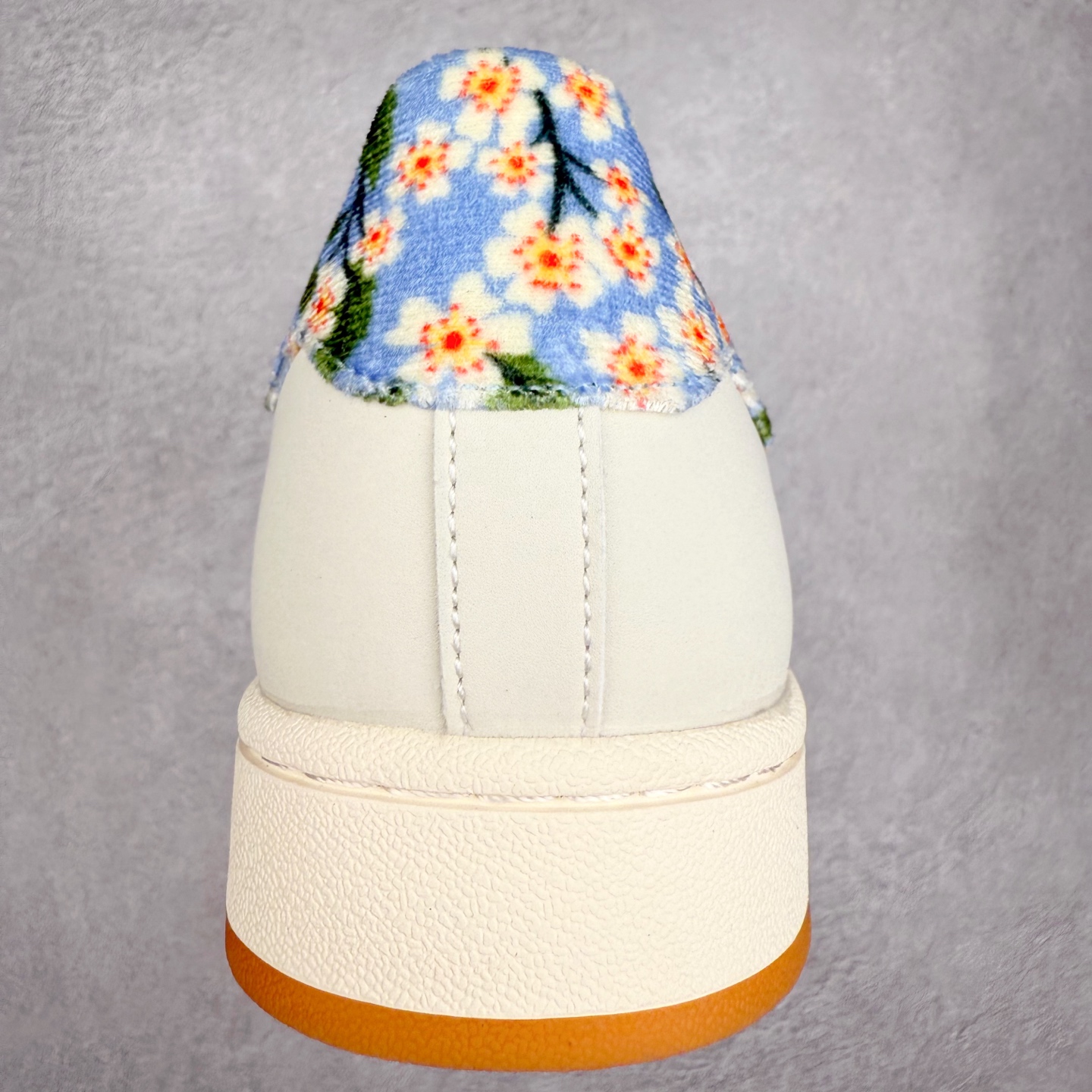 图片[8]-AD Originals Superstar 经典复古贝壳头板鞋 JR8865 诞生于1969年 是第一双将全皮面鞋 身与橡胶鞋头结合在一起的低帮篮球鞋 Superstar最开始 是作为高帮篮球鞋Pro Model的低帮版本而出现的 但因为其独特和醒目的橡胶鞋头造型而让大家熟知 被大家形象地称为\\\”shelltoe\\\”贝壳头 在70年代的美国职业篮球场上 接近3/4的NBA球员都将这双Superstar作为场上用鞋 80年代之后 经过不断的改良和发展 Superstar逐渐成为横跨时装、音乐、街头文化、休闲和运动等各大领域的时尚潮鞋 尺码：36 36.5 37 38 38.5 39 40 40.5 41 42 42.5 43 44 44.5 45-选品中心