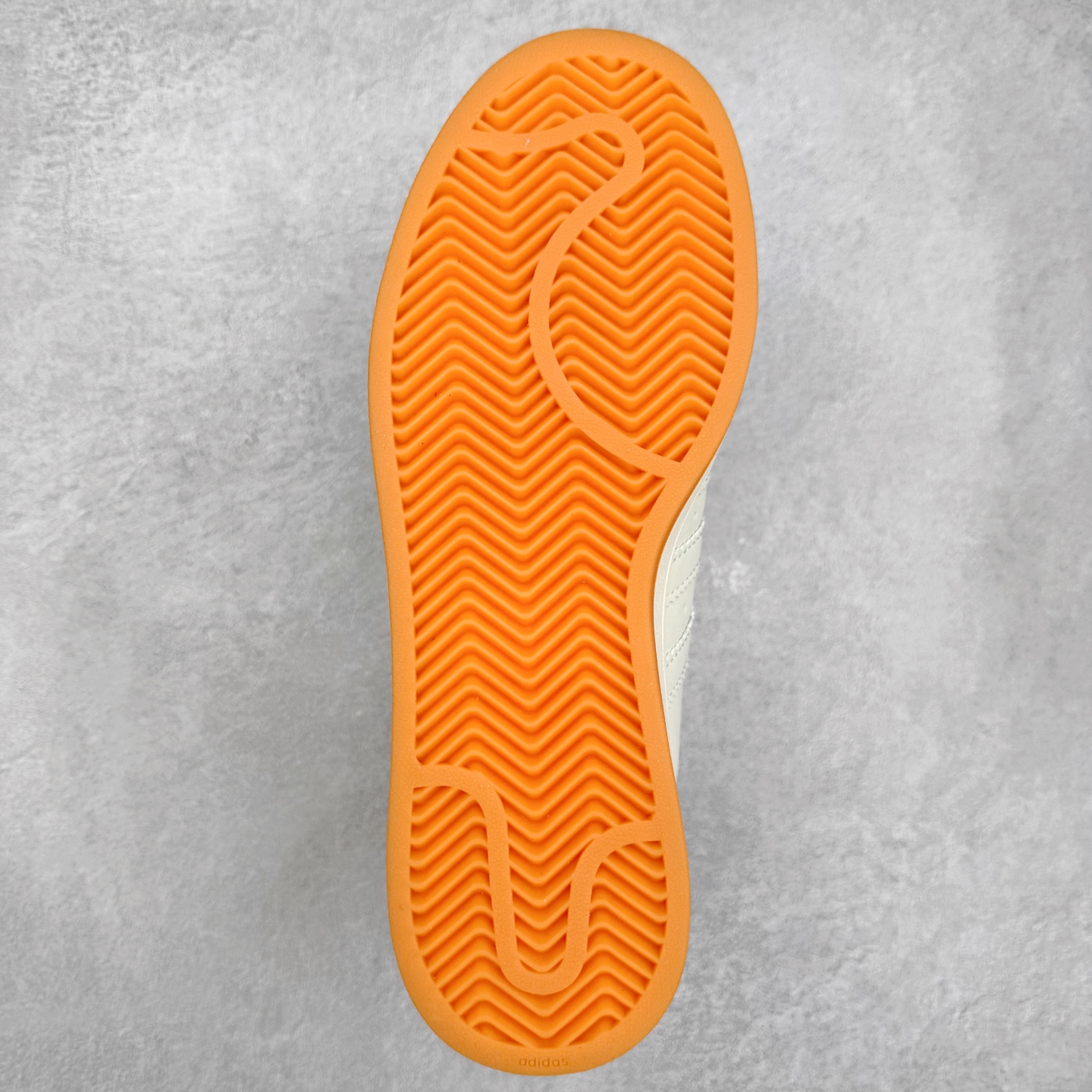 图片[9]-AD Originals Superstar 经典复古贝壳头板鞋 JR8865 诞生于1969年 是第一双将全皮面鞋 身与橡胶鞋头结合在一起的低帮篮球鞋 Superstar最开始 是作为高帮篮球鞋Pro Model的低帮版本而出现的 但因为其独特和醒目的橡胶鞋头造型而让大家熟知 被大家形象地称为\\\”shelltoe\\\”贝壳头 在70年代的美国职业篮球场上 接近3/4的NBA球员都将这双Superstar作为场上用鞋 80年代之后 经过不断的改良和发展 Superstar逐渐成为横跨时装、音乐、街头文化、休闲和运动等各大领域的时尚潮鞋 尺码：36 36.5 37 38 38.5 39 40 40.5 41 42 42.5 43 44 44.5 45-选品中心